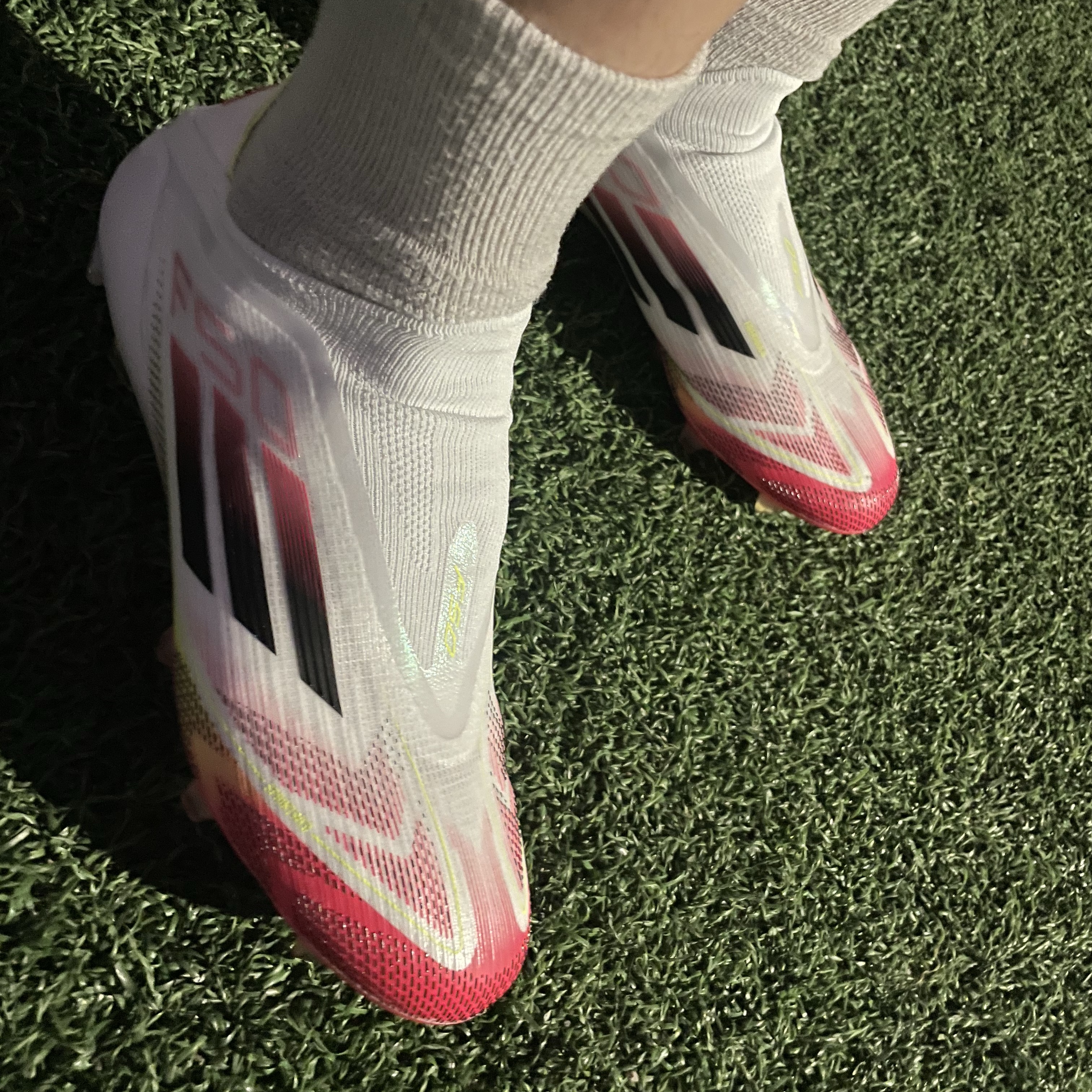 Adidas F50 Elite Laceless FG Cloud White Core Black 착용 스타일 - 1