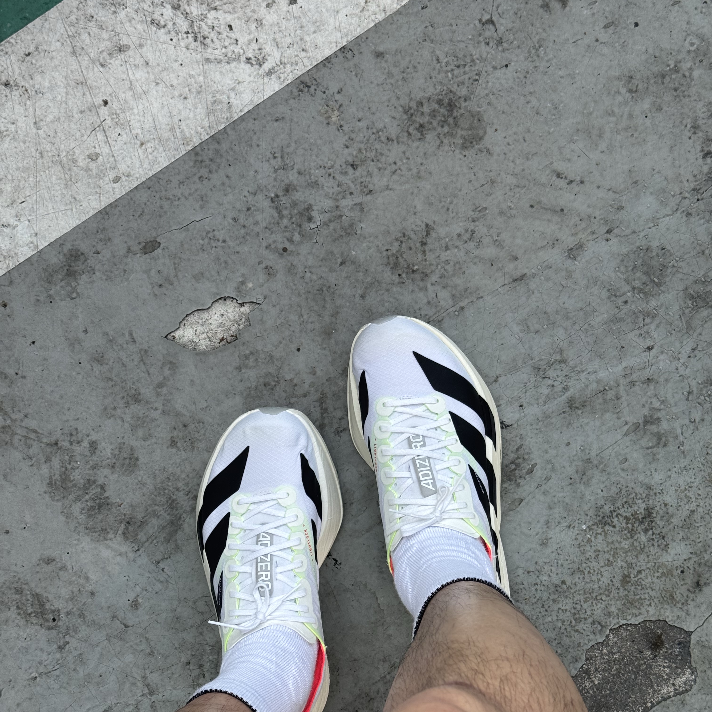 Adidas Adizero Adios Pro 4 Cloud White Core Black 착용 스타일