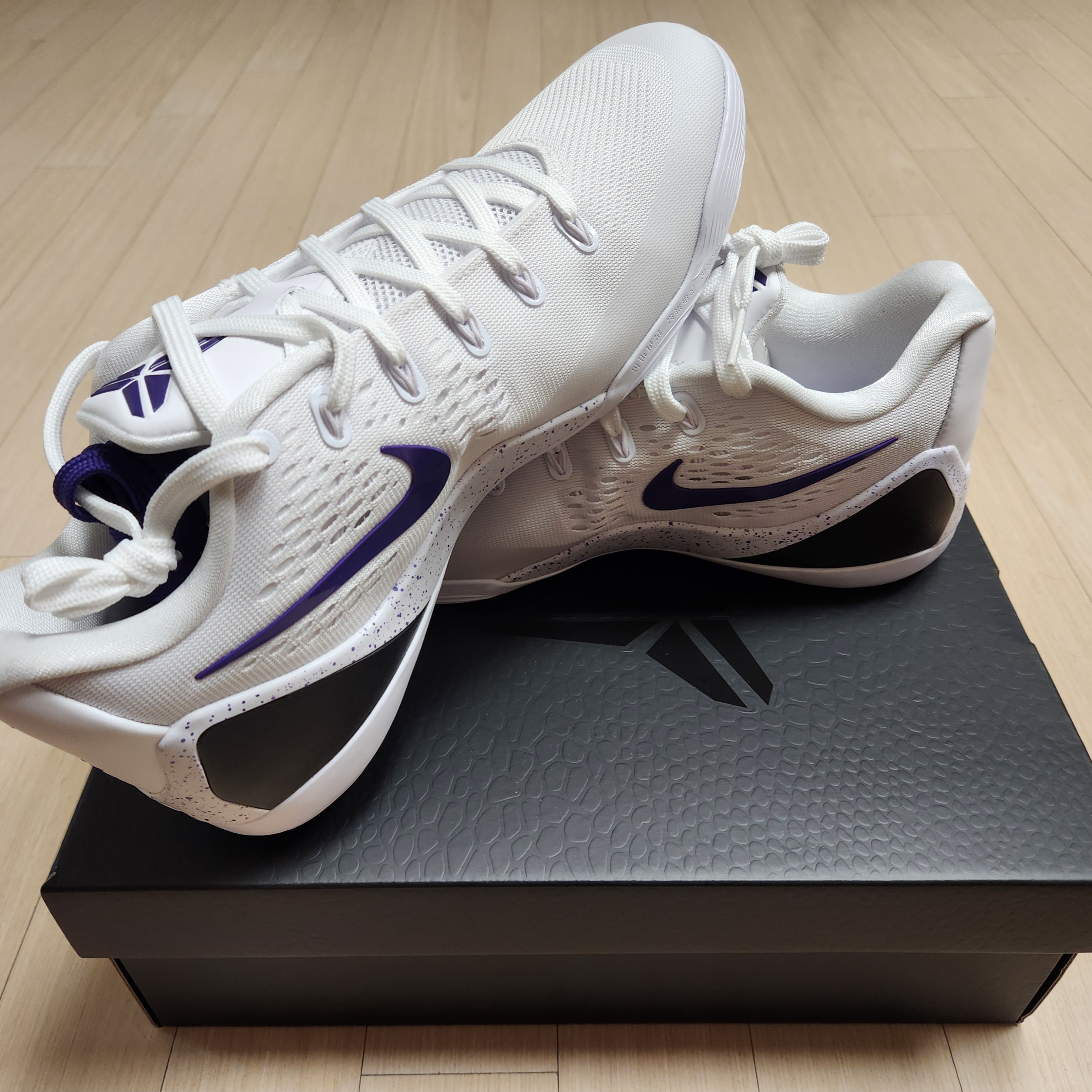 Nike Kobe 9 Elite Low EM Protro White Court Purple 착용 스타일 - 3