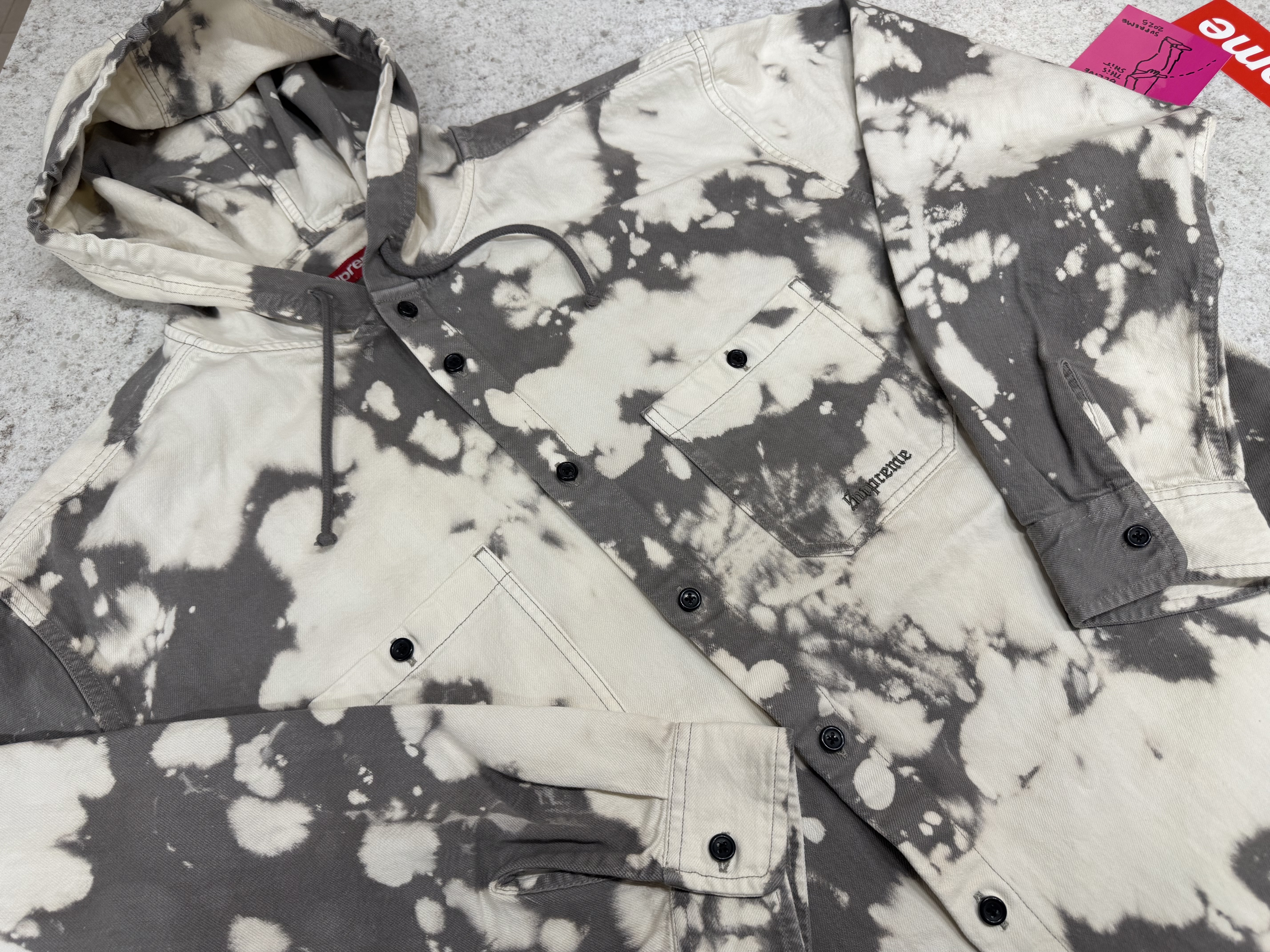 Supreme Hooded Denim Shirt Bleached - 25SS, Supreme Hooded Denim Shirt Washed Indigo - 25SS 착용 스타일 - 1
