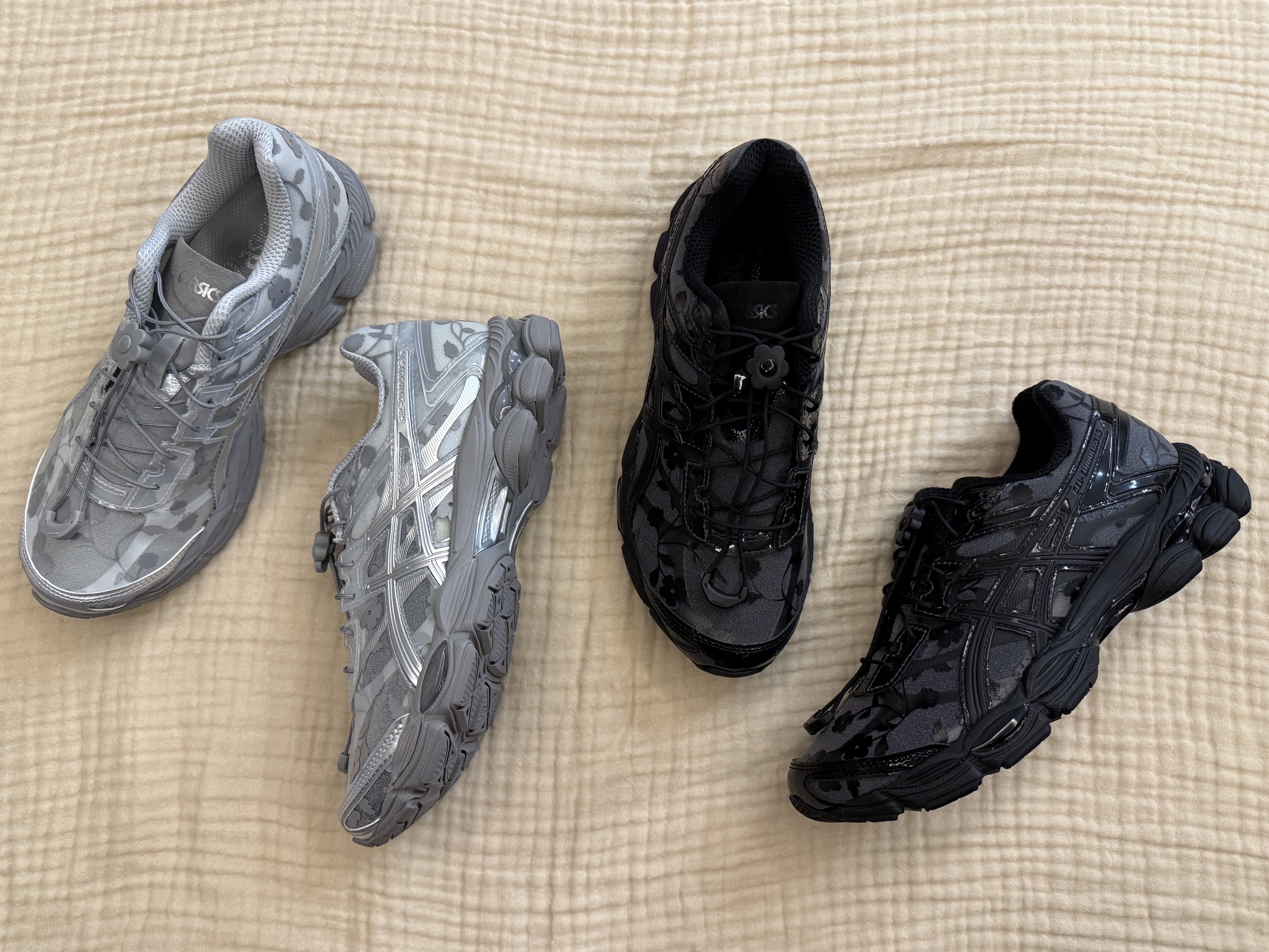 Asics x Cecilie Bahnsen Gel-Cumulus 16 Black, Asics x Cecilie Bahnsen Gel-Cumulus 16 Gray 착용 스타일 - 3