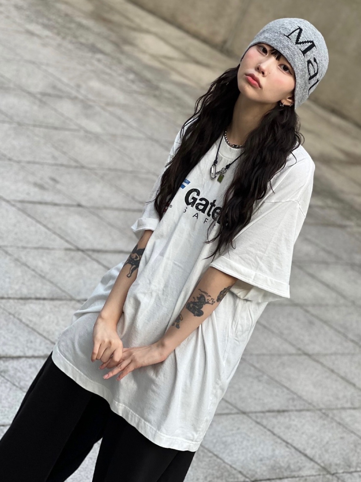 Matin Kim Logo Jacquard Short Beanie Grey, Crocs Stomp Clog Black 착용 스타일 - 1