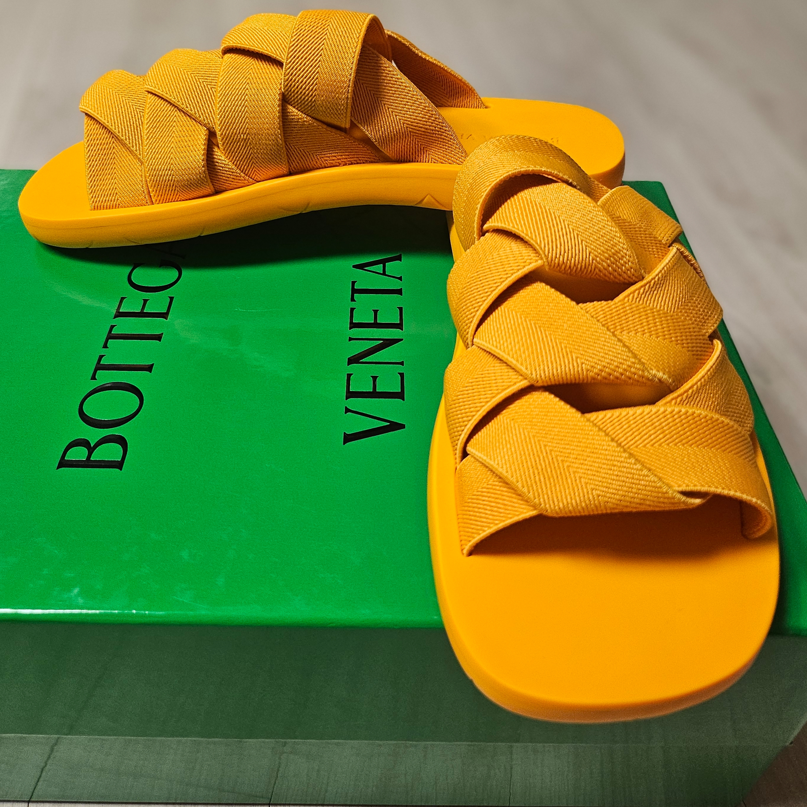 Bottega Veneta Plat Mule Tangerine 착용 스타일 - 3
