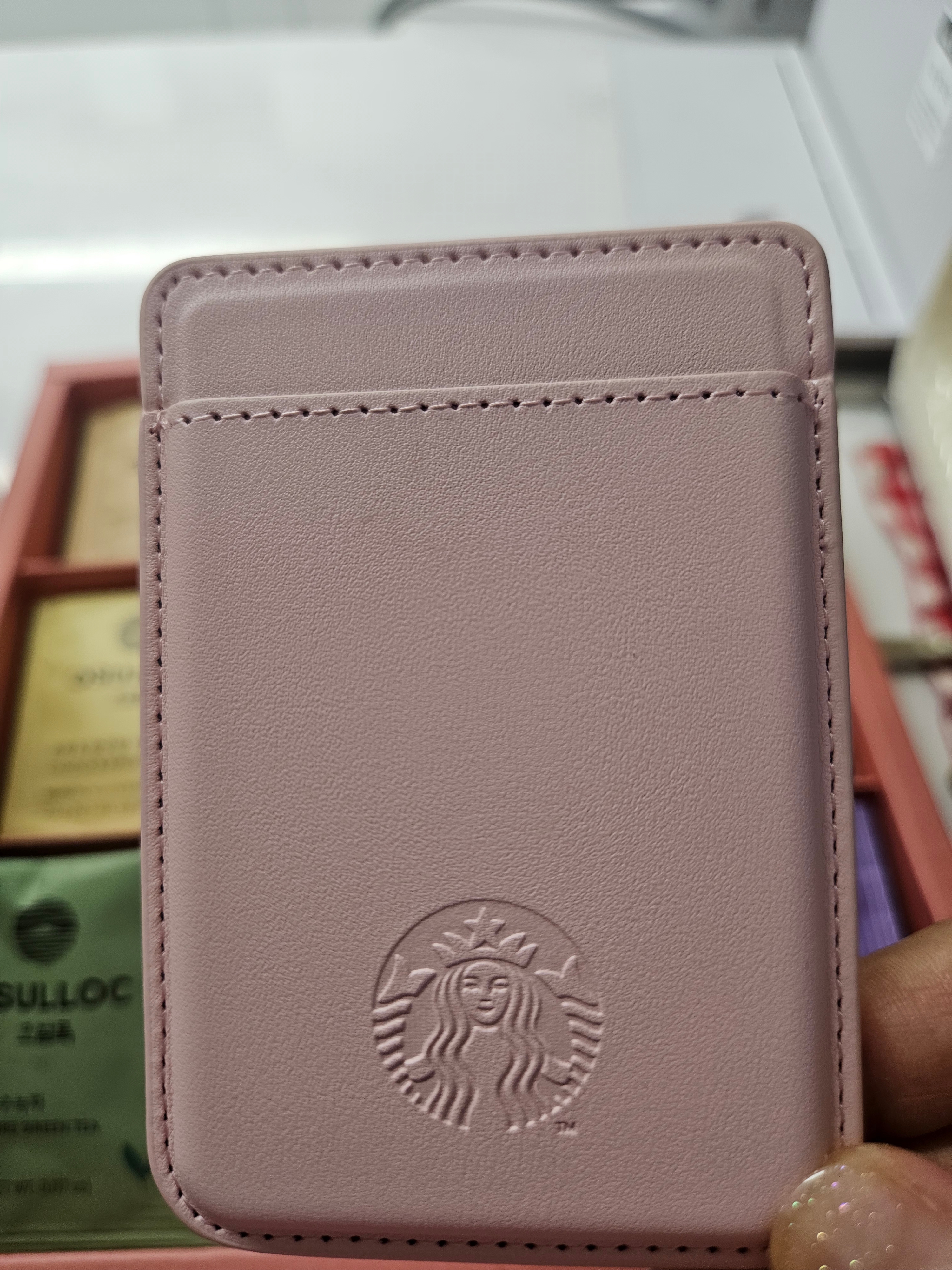 Starbucks Magnetic Card Wallet Soft Pink 착용 스타일 - 1