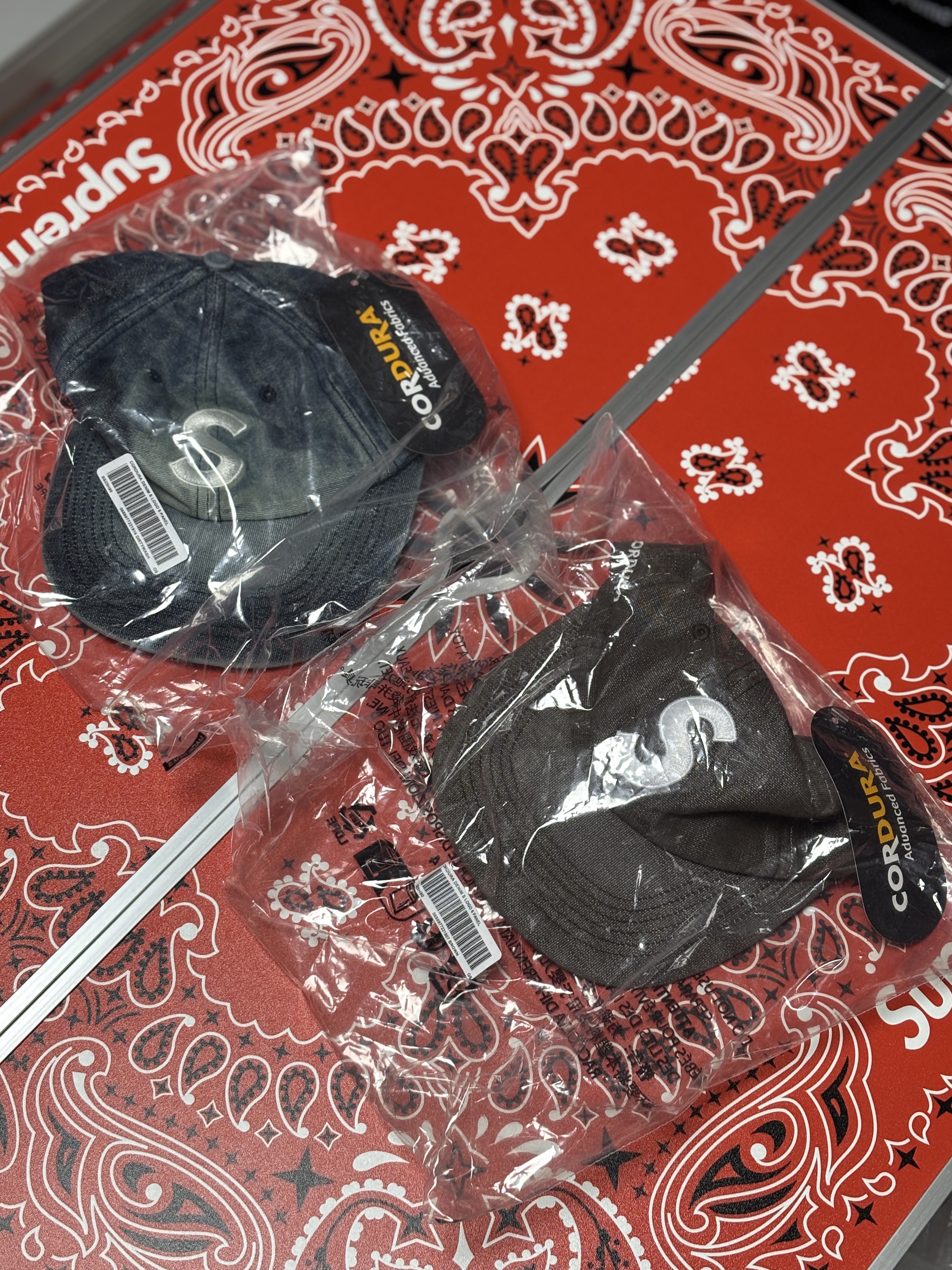 Supreme Cordura Denim S Logo 6-Panel Bleached Indigo - 25SS, Supreme Cordura Denim S Logo 6-Panel Brown - 25SS 착용 스타일