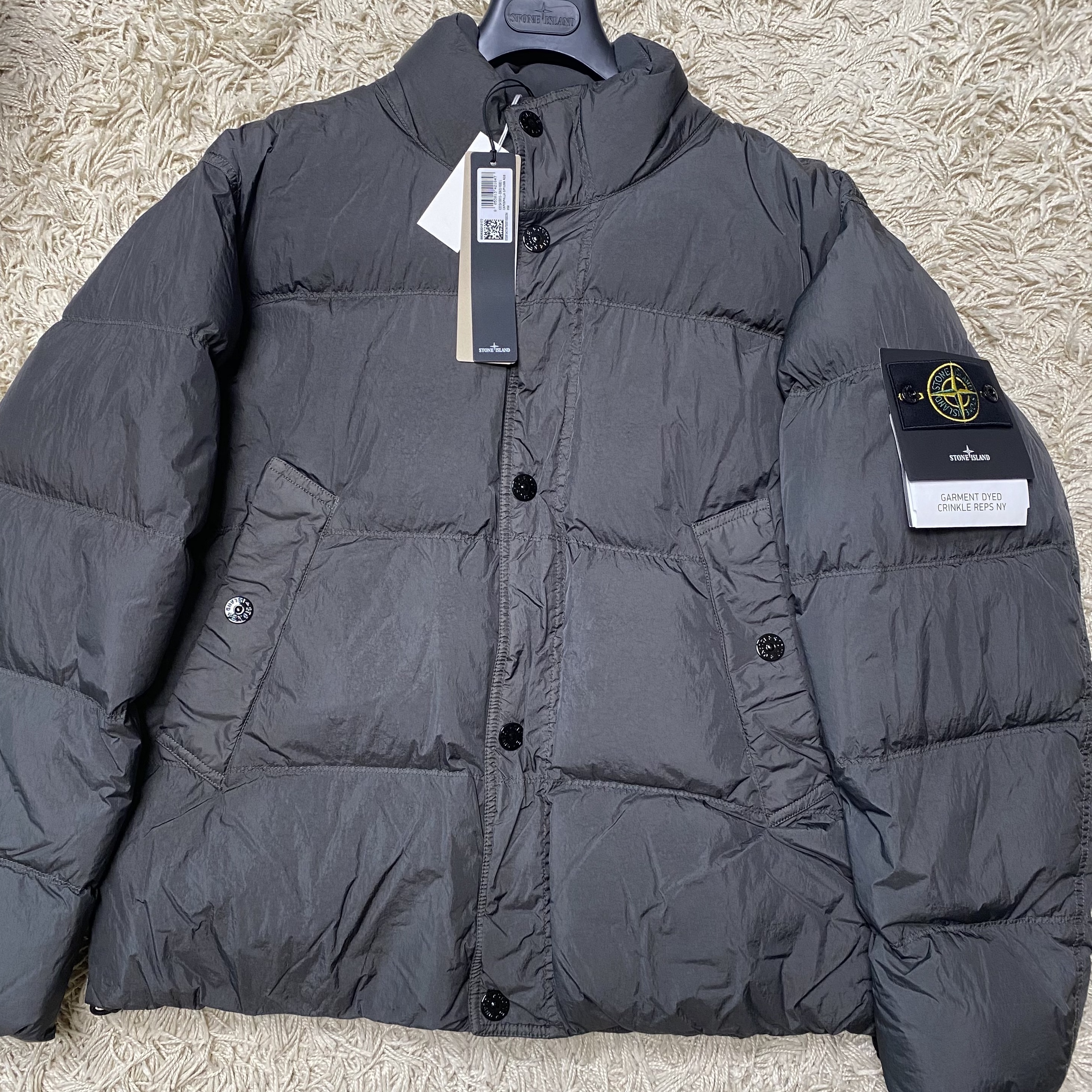 Stone Island 4100010 Crinkle Reps NY Recycled Nylon Down Jacket with Wind Resistant Lead Grey - 25FW 착용 스타일