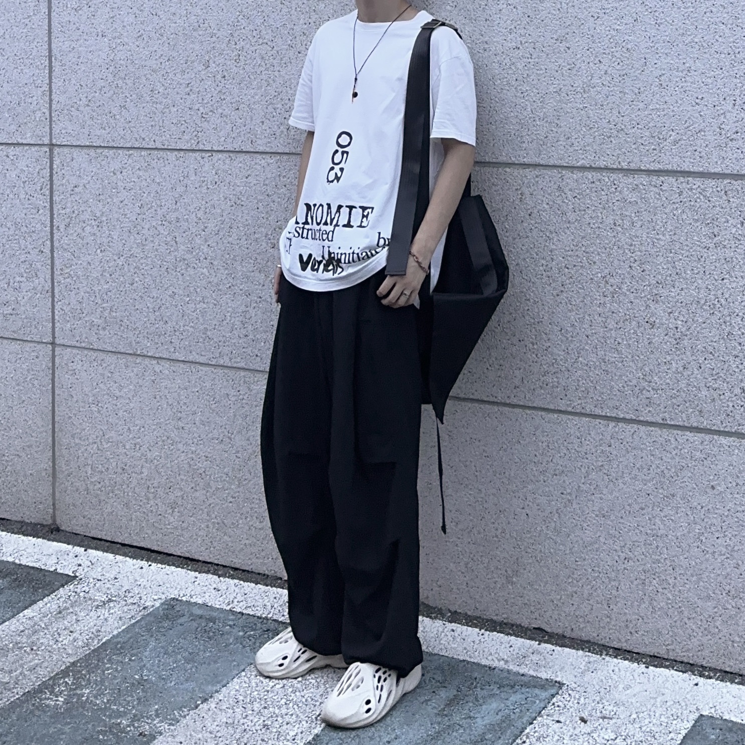 Adidas Yeezy Foam RNNR Sand 착용 스타일