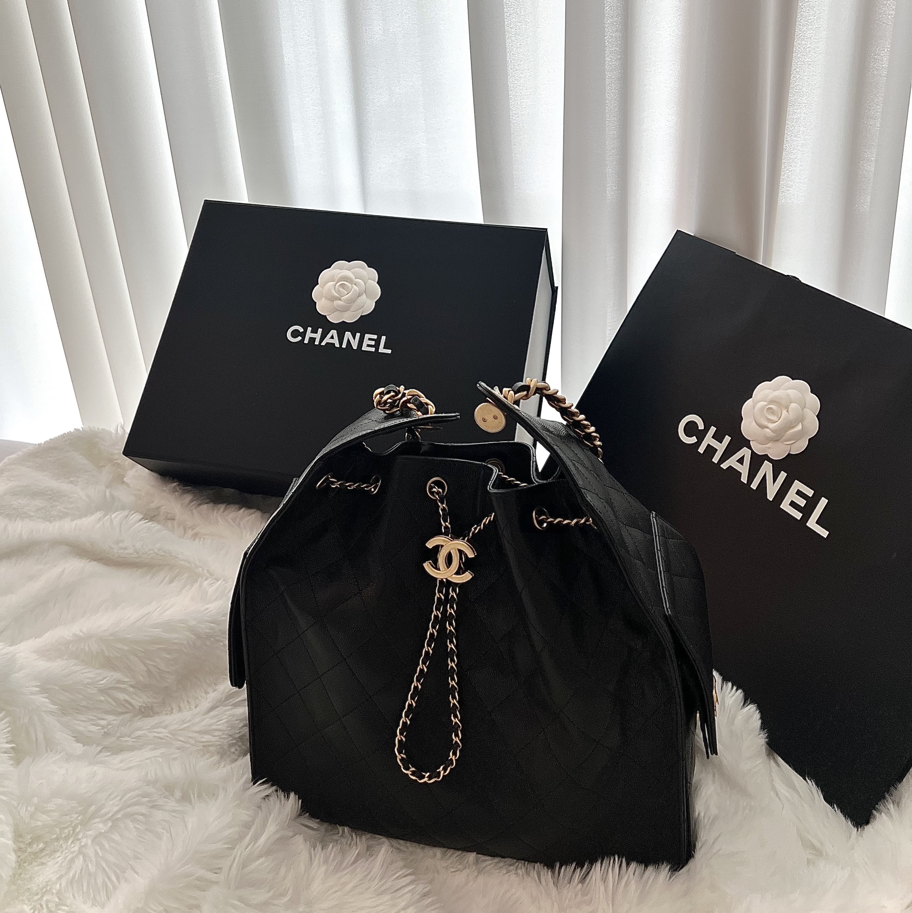 Chanel 25 Medium Handbag Grained Calfskin & Gold Black 착용 스타일