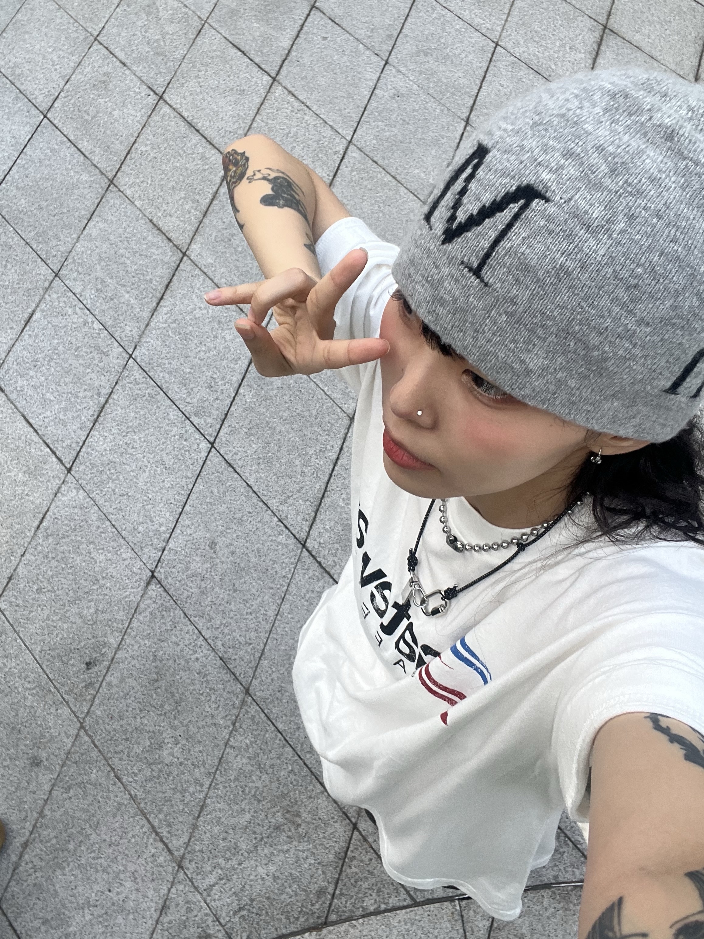 Matin Kim Logo Jacquard Short Beanie Grey, Crocs Stomp Clog Black 착용 스타일 - 4