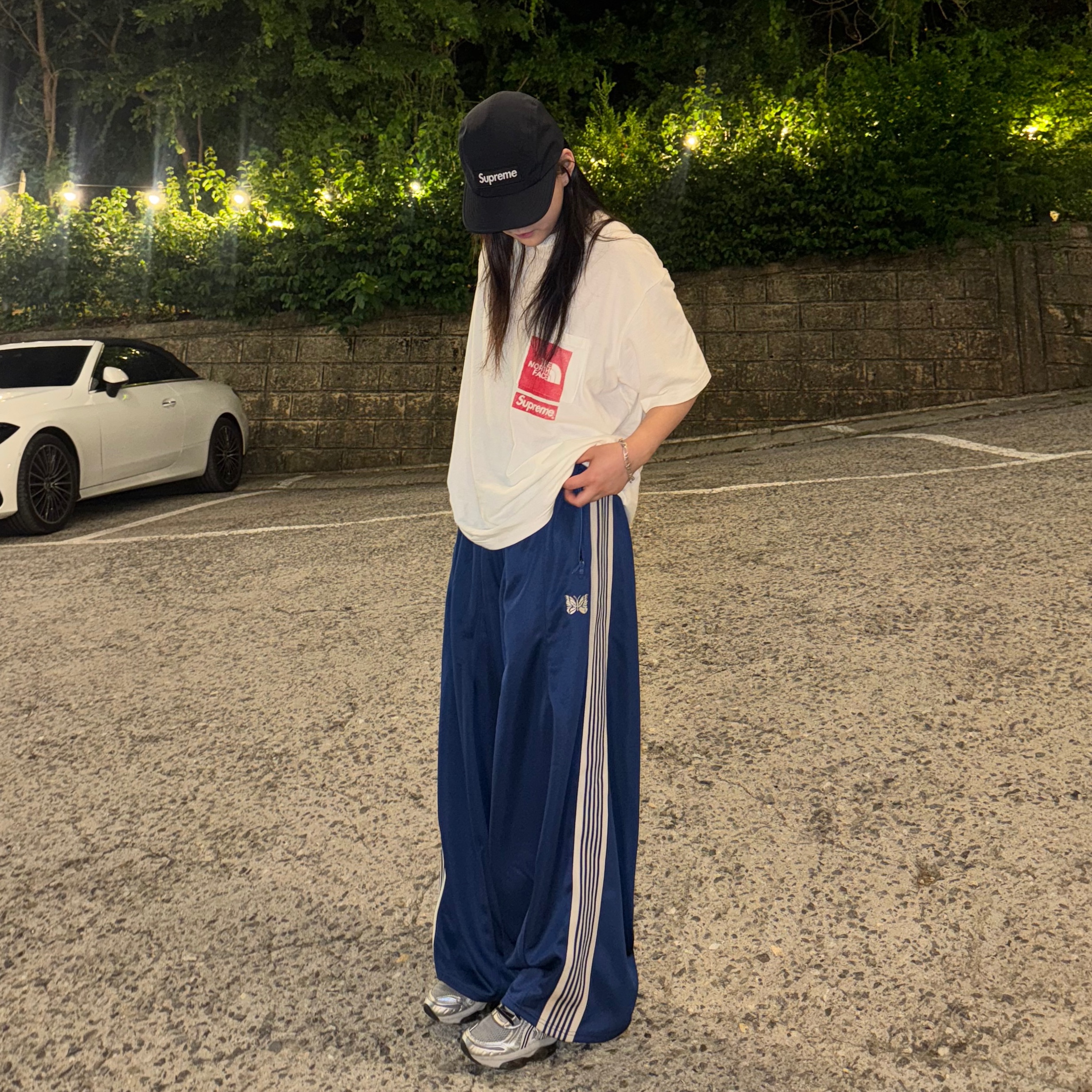 Supreme Gore-Tex Camp Cap Black - 25SS, Supreme x The North Face Printed Pocket T-Shirt White - 23SS 착용 스타일 - 1