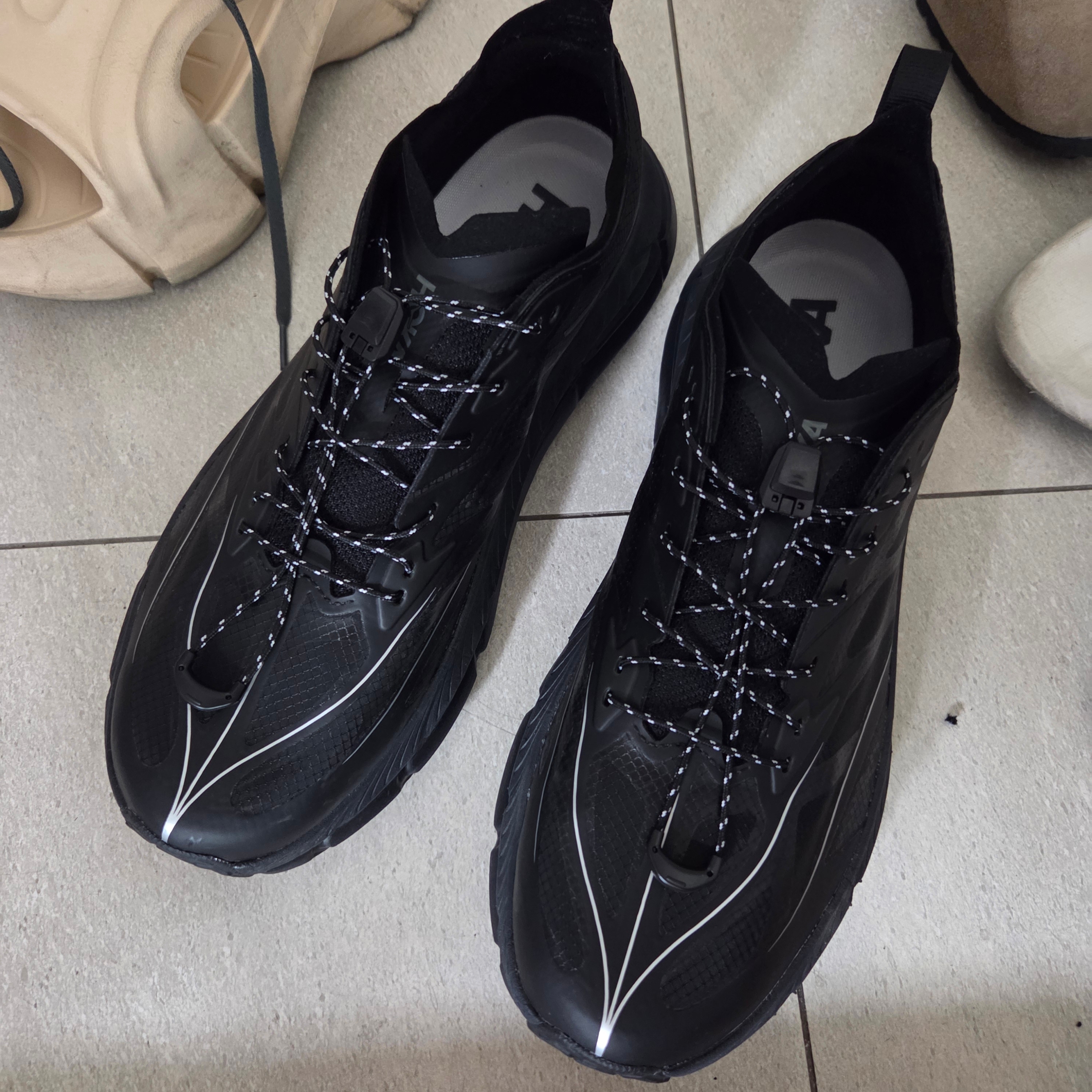 Hoka Mafate Speed 4 Lite Black Outer Orbit 착용 스타일 - 1