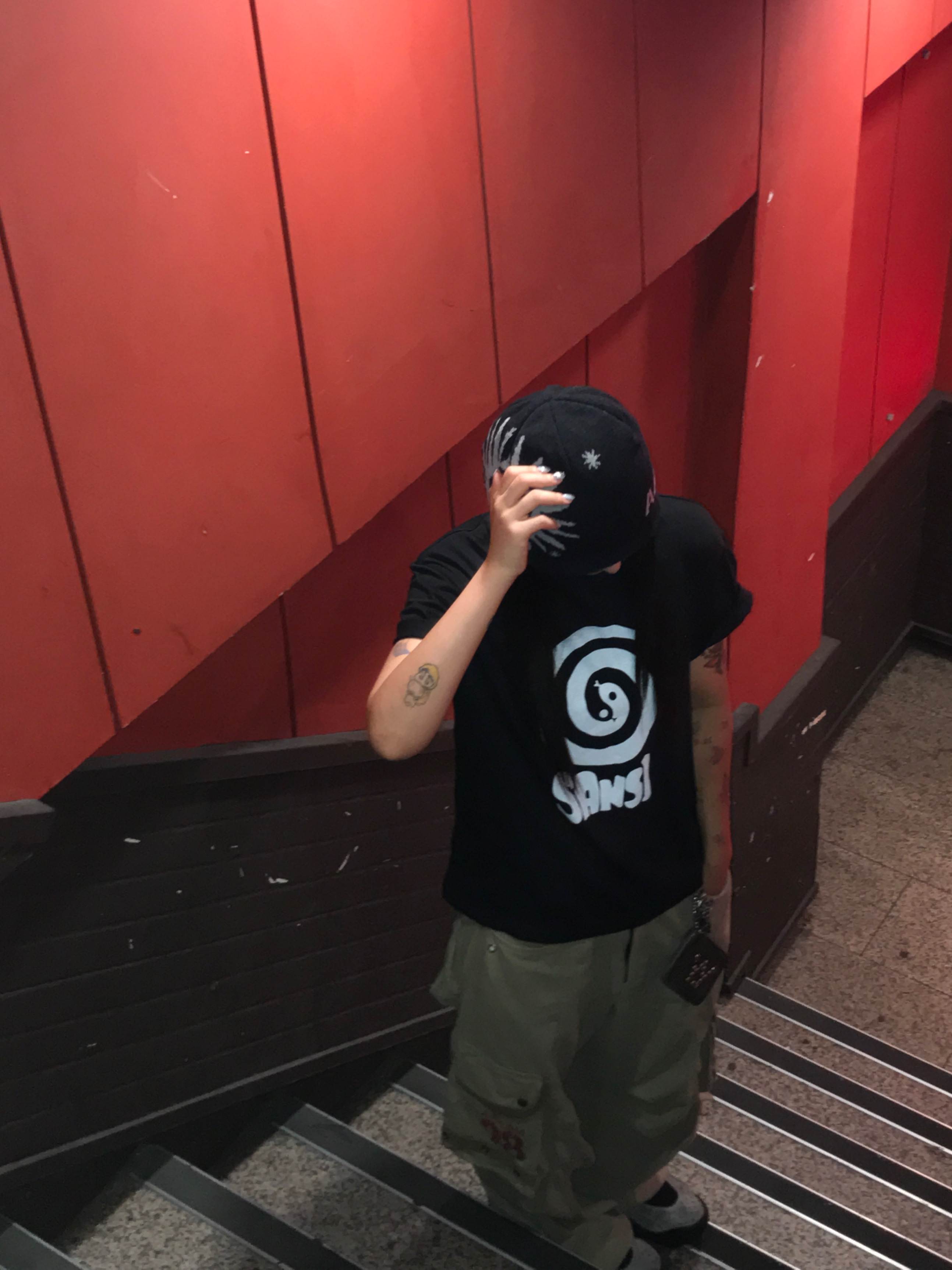 SANSI Yin Yang Snake T-Shirts Black 착용 스타일 - 5