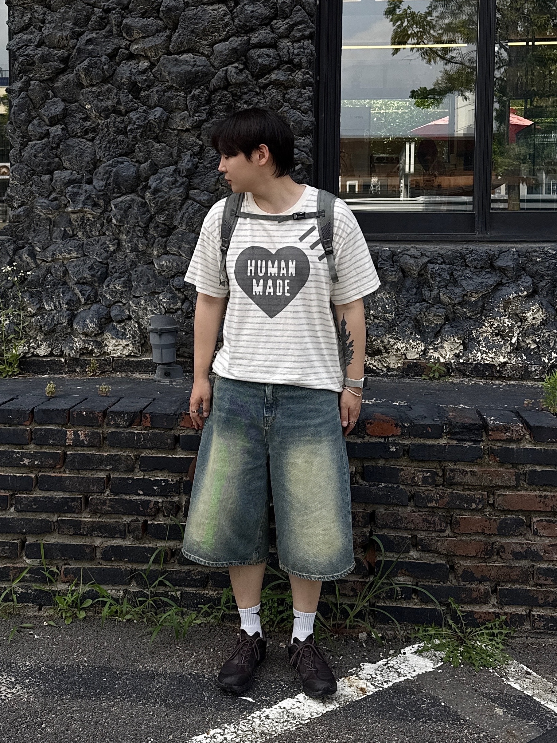 AMOU Essential Bermudapants, Human Made Striped Heart T-Shirt Gray 착용 스타일 - 2