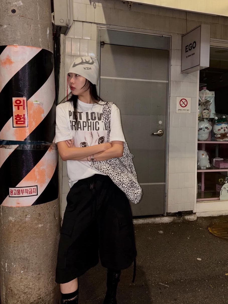 KZM Leopard KZM Logo Bag White, KZM Antler Skull Cap Light Grey 착용 스타일