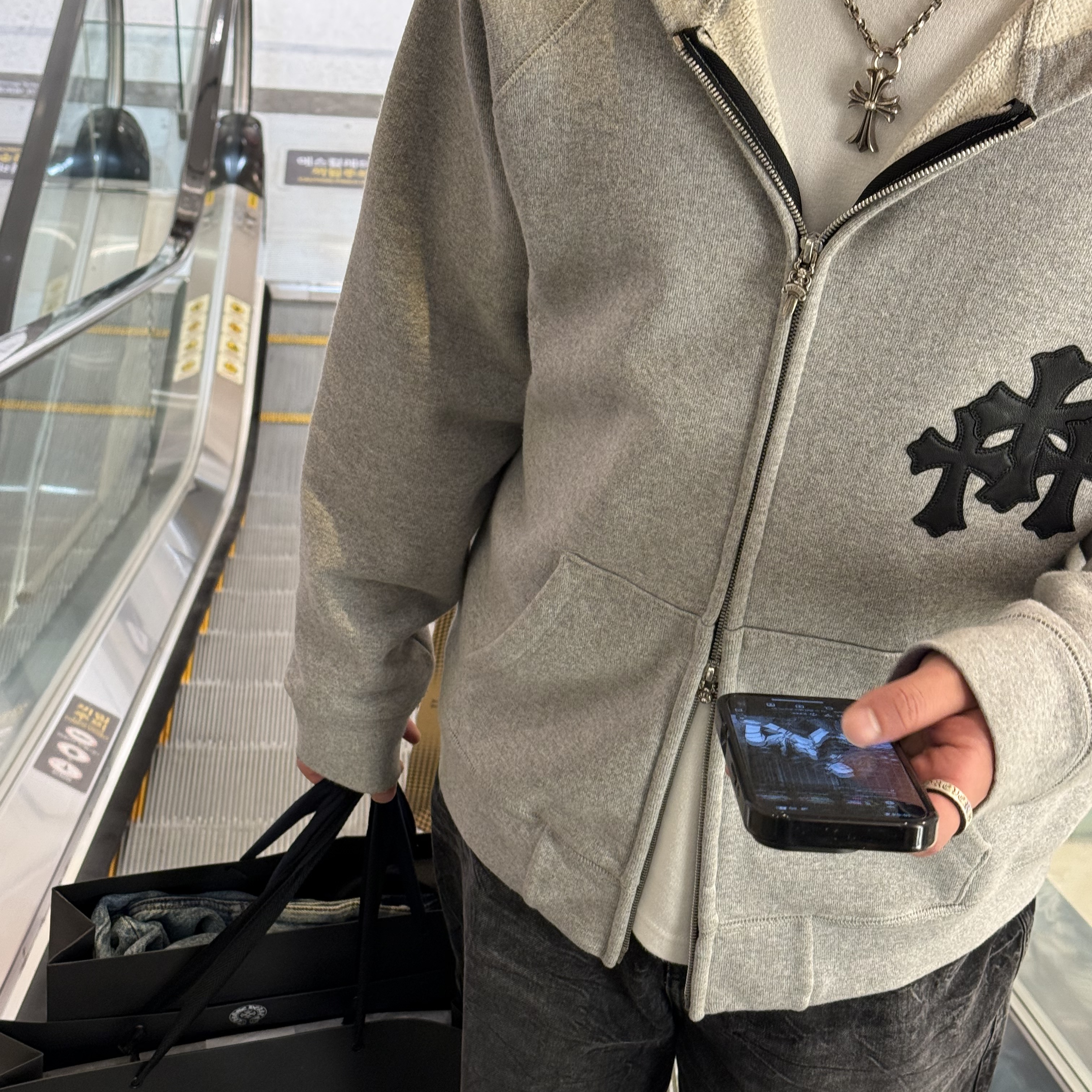 Chrome Hearts Horseshoe Floral Fleece Zip-Up Hoodie Black, Chrome Hearts Horseshoe Logo Sweatshirt Black 착용 스타일 - 1