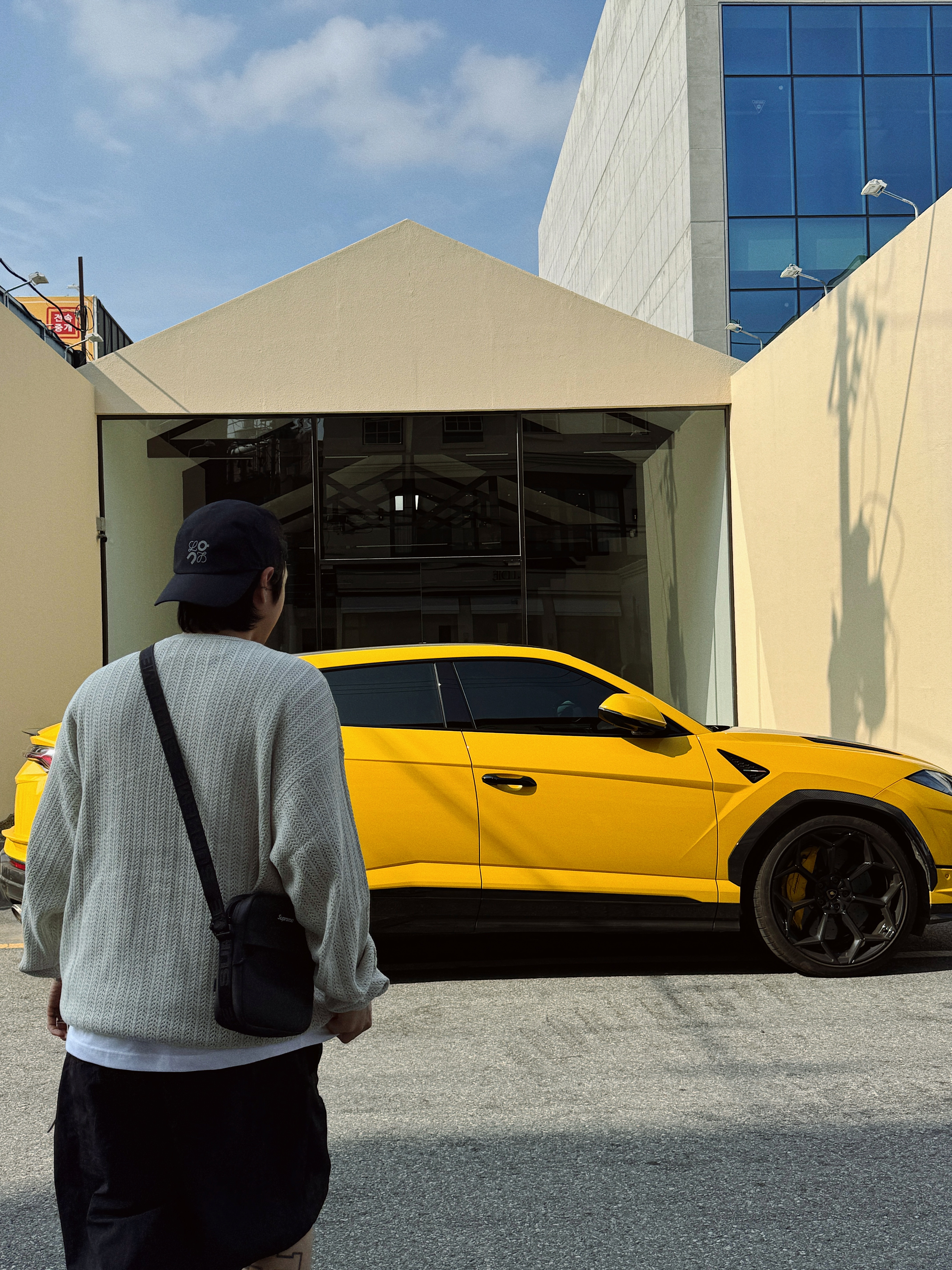 Loewe x On Running Lightweight Cap Black, Supreme Leather Shoulder Bag Black - 23FW 착용 스타일 - 7