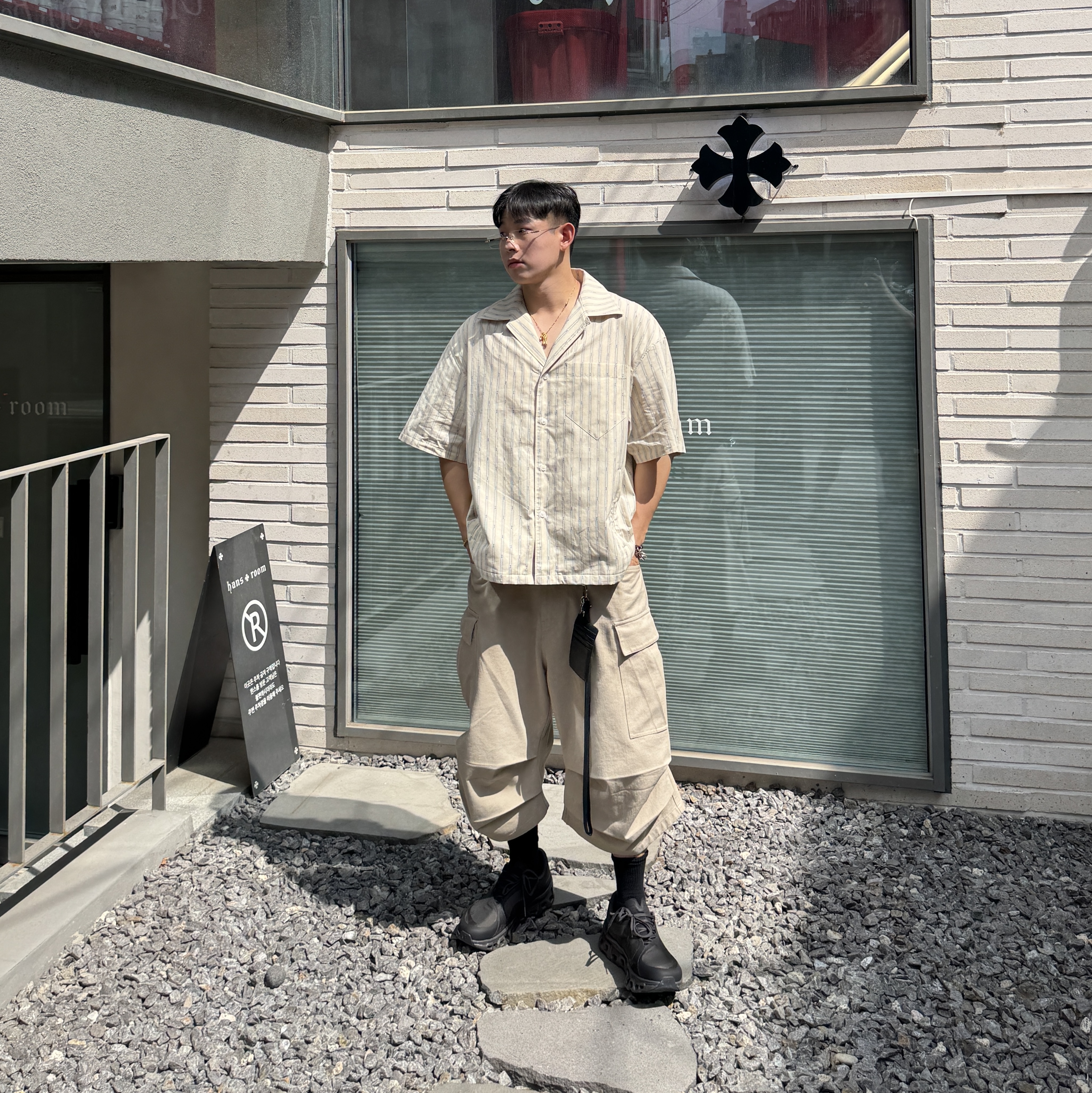 Nonnod Vacation Shirt Yellow Stipe, Nonnod Side Cargo Shorts Beige 착용 스타일 - 3