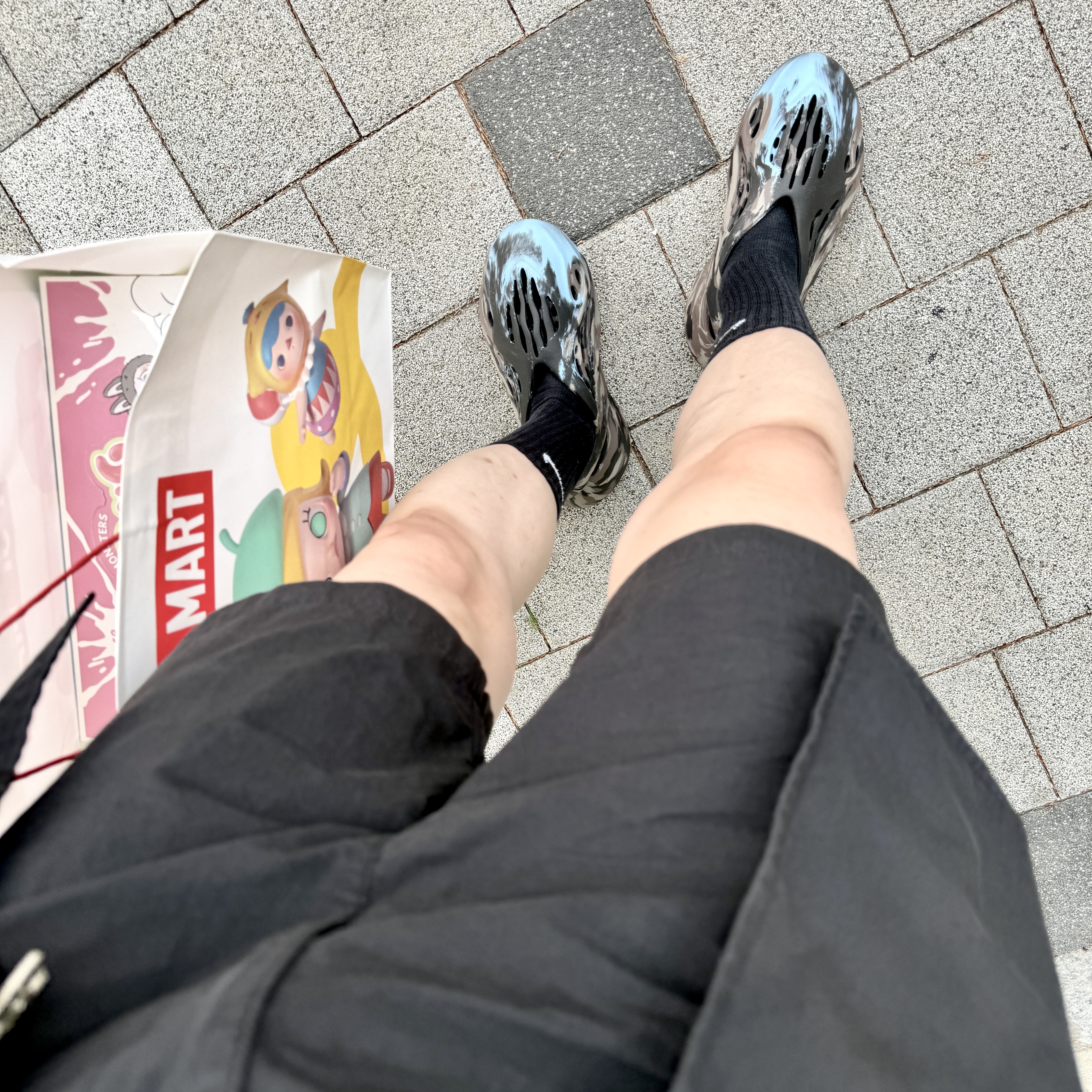 Adidas Yeezy Foam RNNR MX Cinder, Pop Mart The Monsters Labubu Tasty Macarons Series Sealed Case (6 Blind Boxes) 착용 스타일 - 1