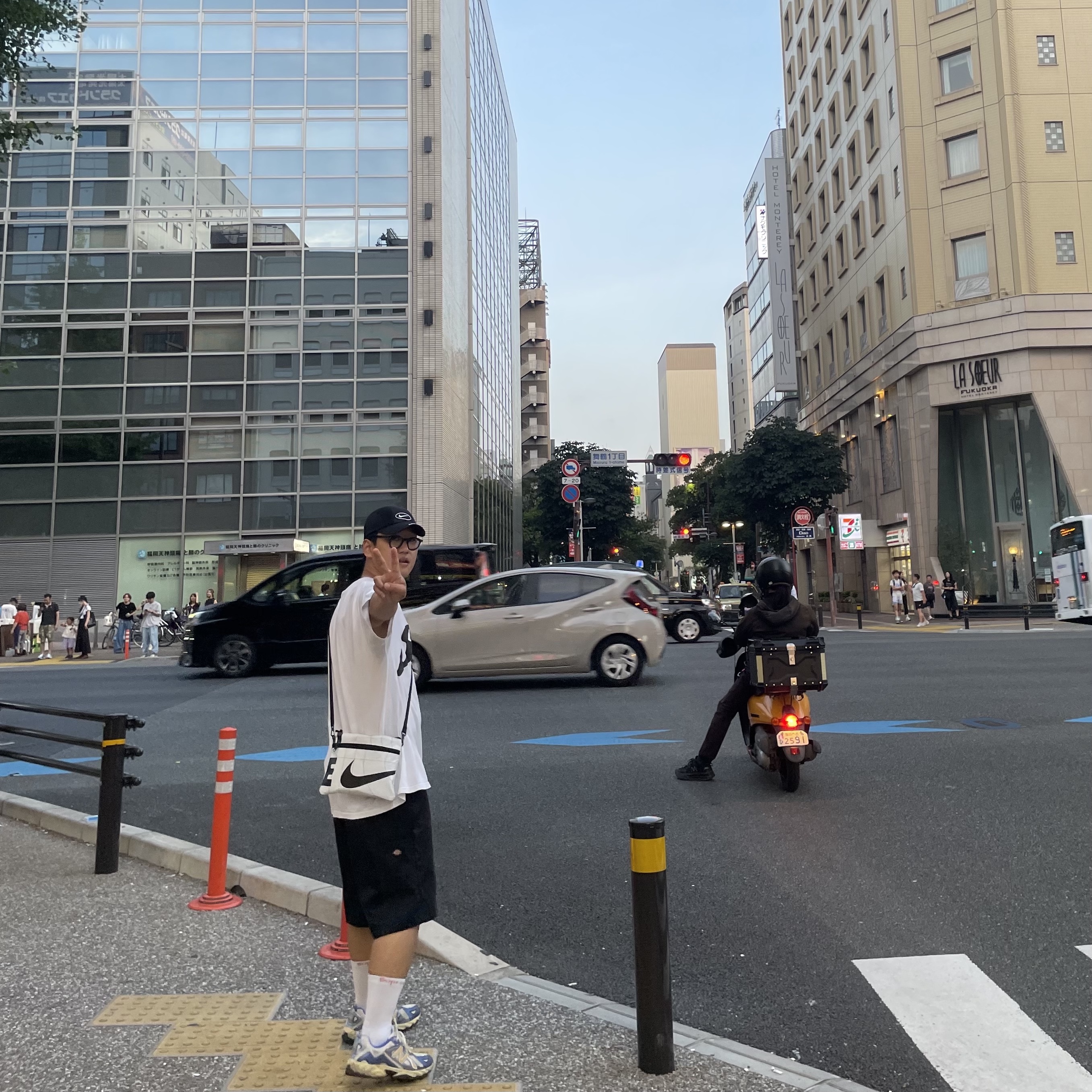 Stussy x Cactus Plant Flea Market Heart T-Shirt, Dickies Loose Fit 13 Inch Flat Front Work Shorts Black 착용 스타일