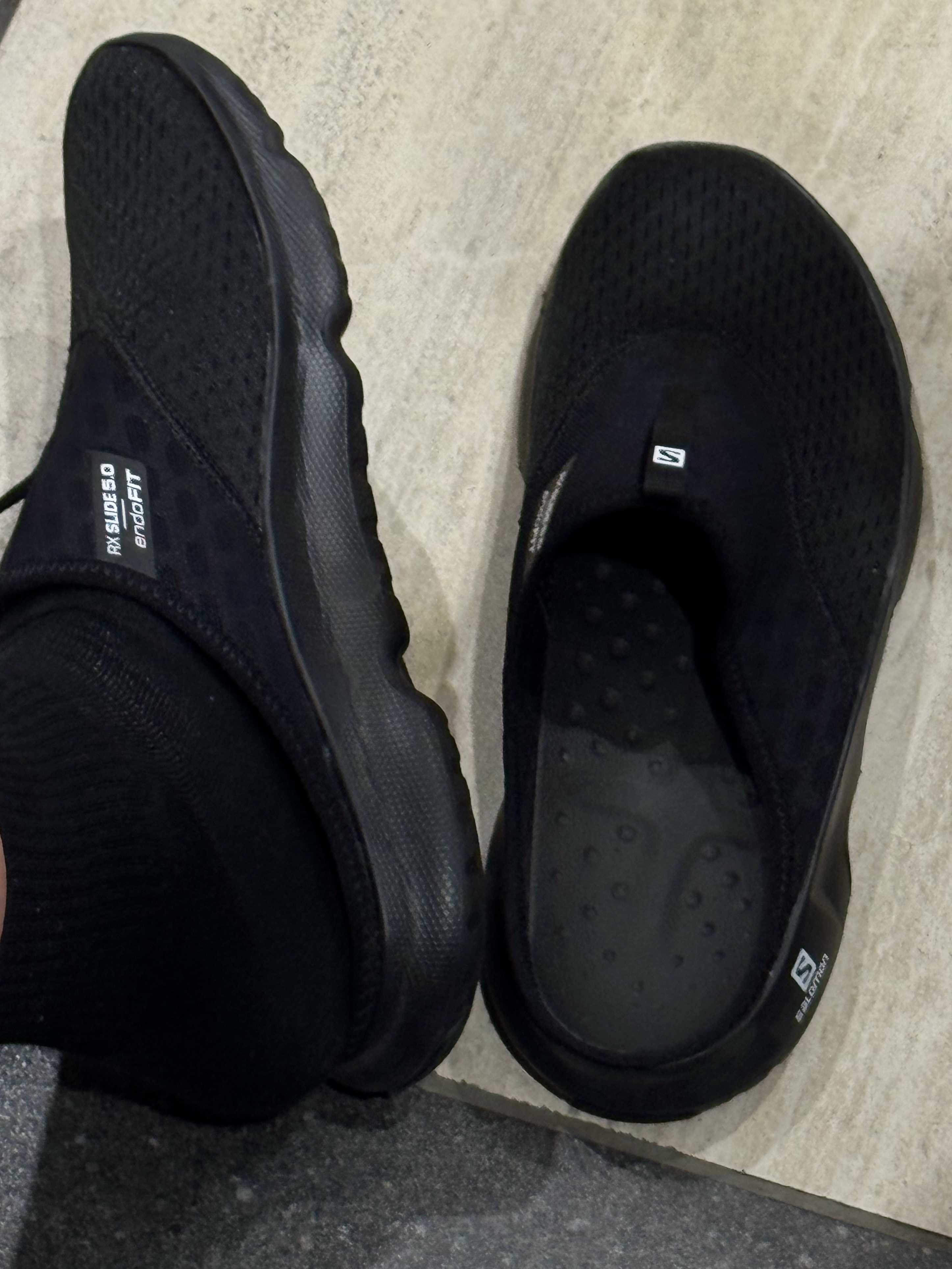 Salomon Reelax Slide 5.0 Black, Salomon Rx Slide 3.0 Black 착용 스타일 - 1