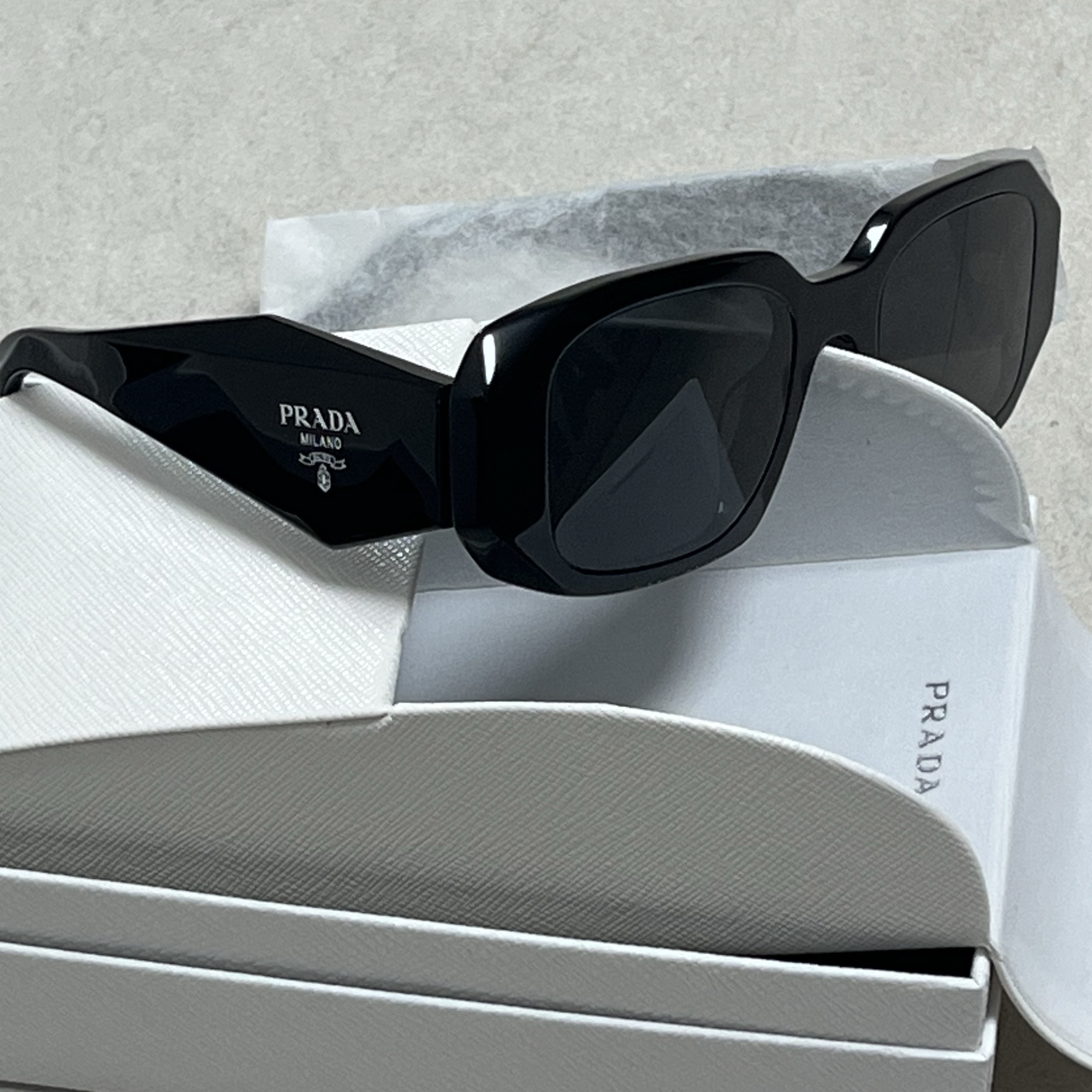 Prada Symbole Sunglasses Slate Gray Lenses Alternative Fit 착용 스타일