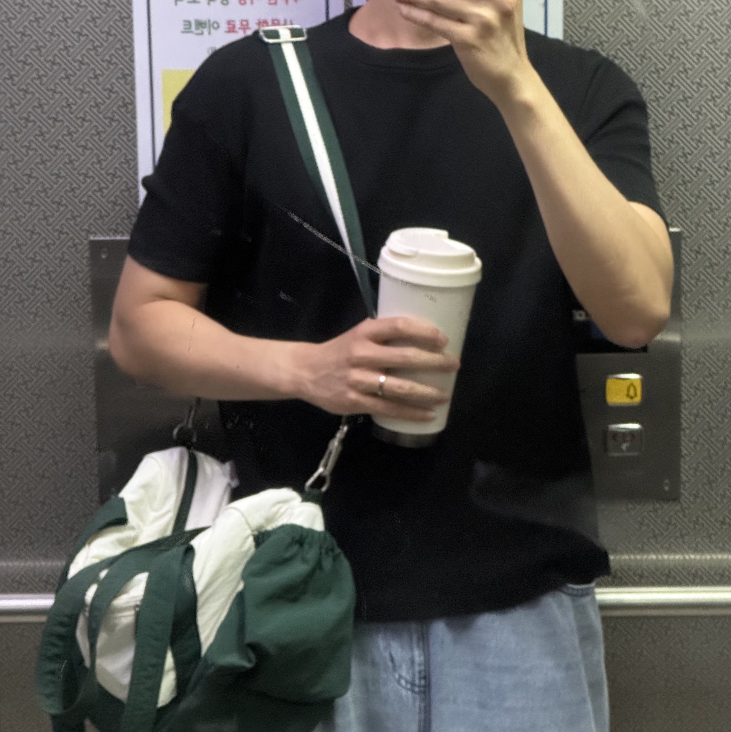 Starbucks x Lacoste Multiple Bag Green 착용 스타일