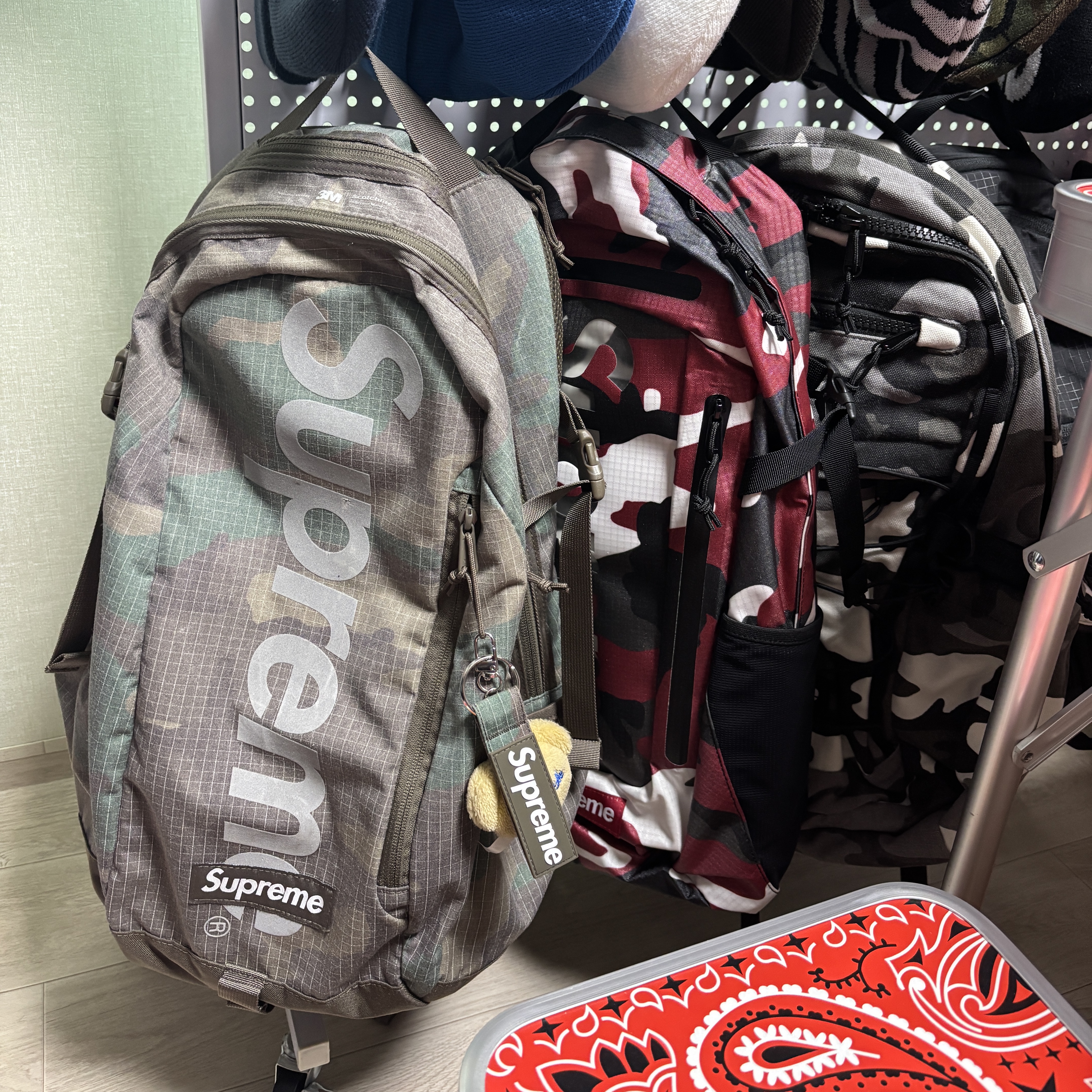 Supreme Backpack Red Camo - 21SS, Supreme Backpack Snow Camo - 25SS 착용 스타일 - 2