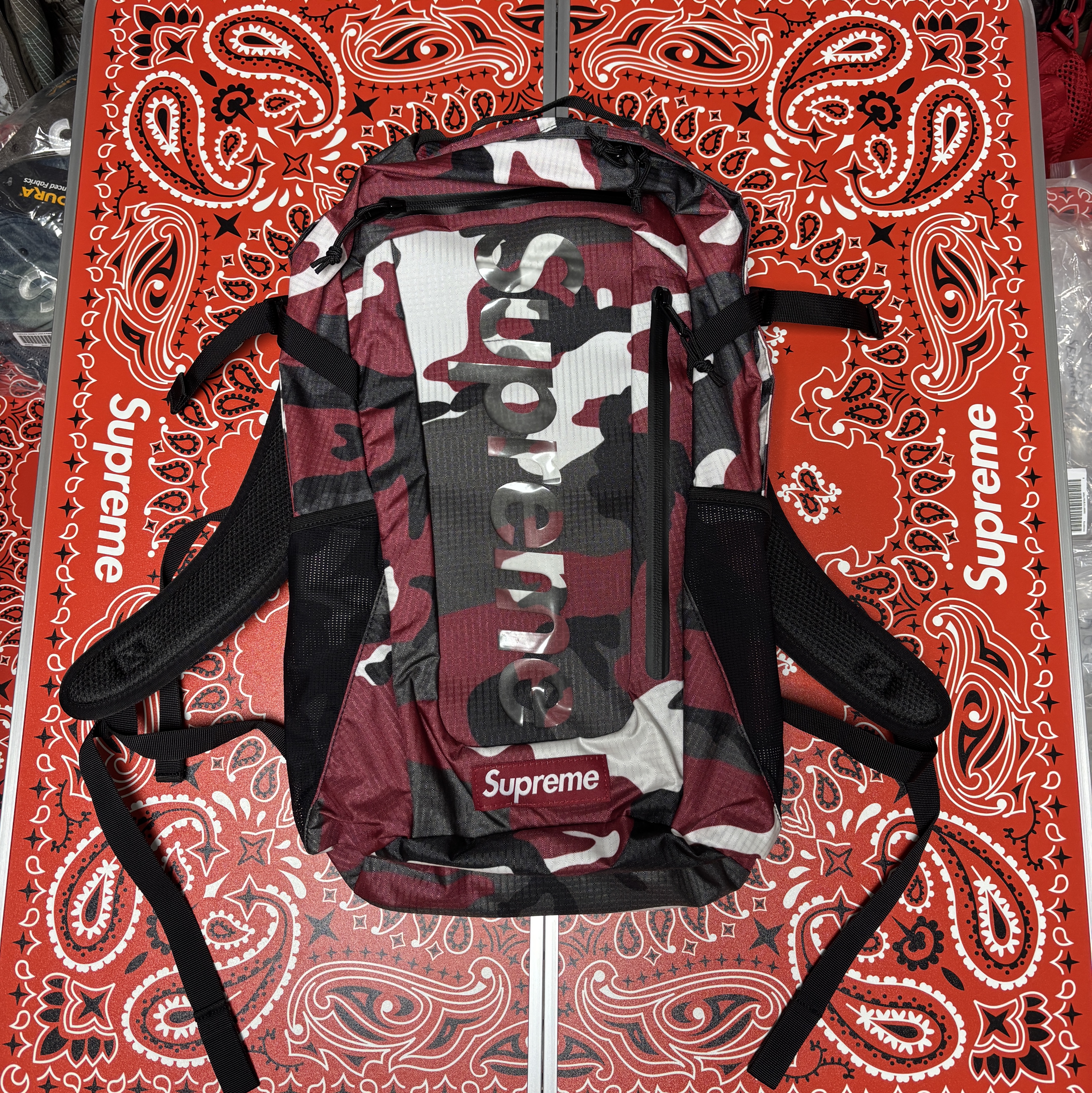 Supreme Backpack Red Camo - 21SS, Supreme Backpack Snow Camo - 25SS 착용 스타일 - 1