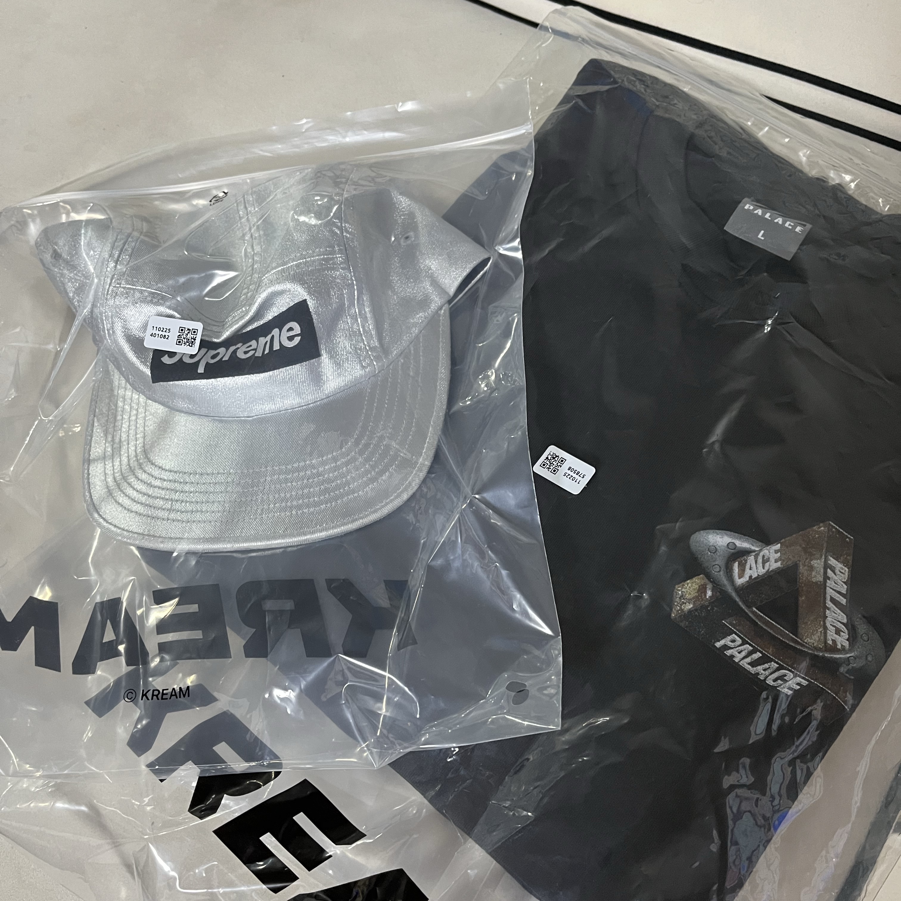 Palace x Oakley T-Shirt Black - 24FW, Supreme Washed Chino Twill Camp Cap Silver - 25SS 착용 스타일