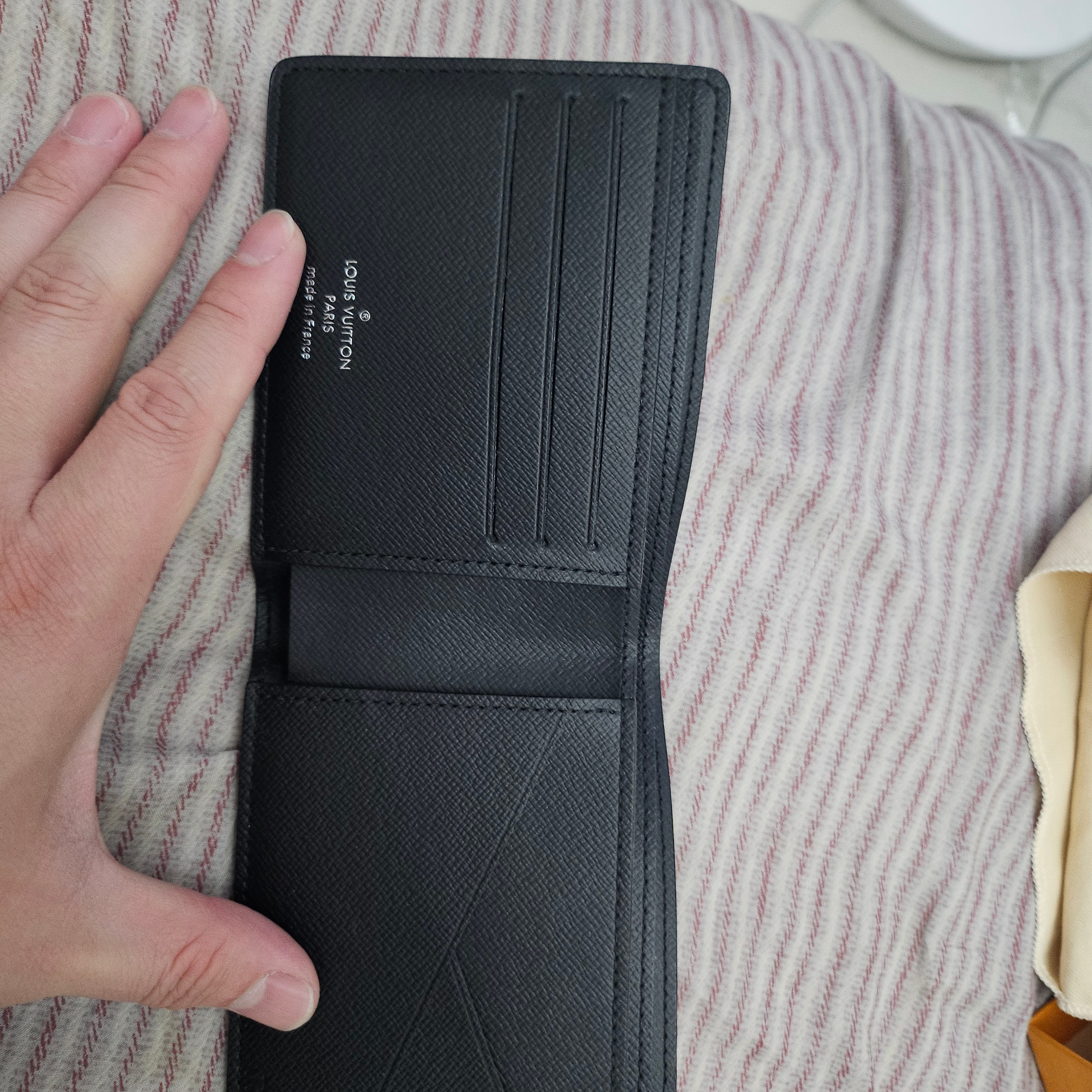 Louis Vuitton Multiple Wallet Sunrise Monogram Eclipse 착용 스타일 - 4