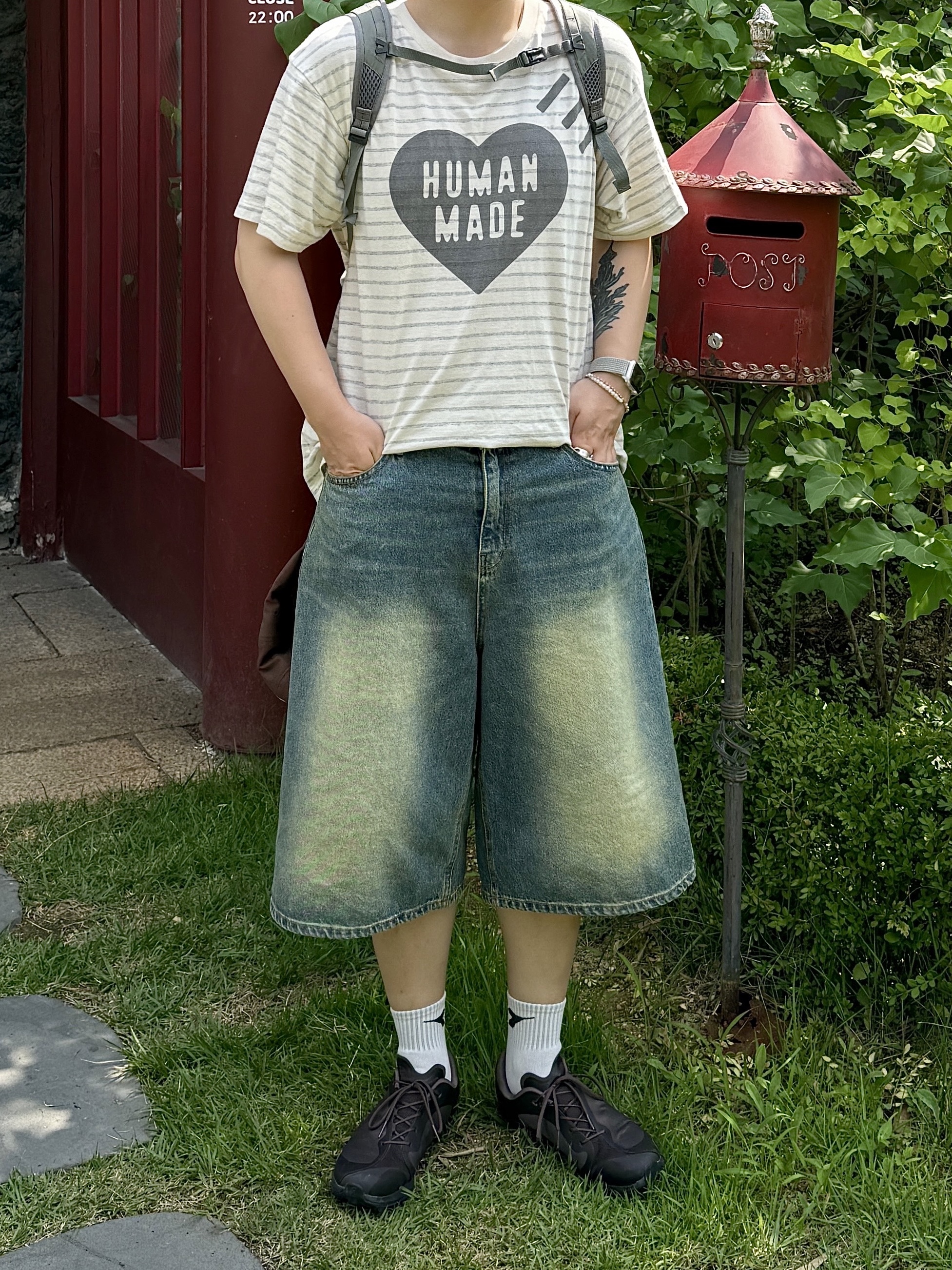 AMOU Essential Bermudapants, Human Made Striped Heart T-Shirt Gray 착용 스타일 - 3