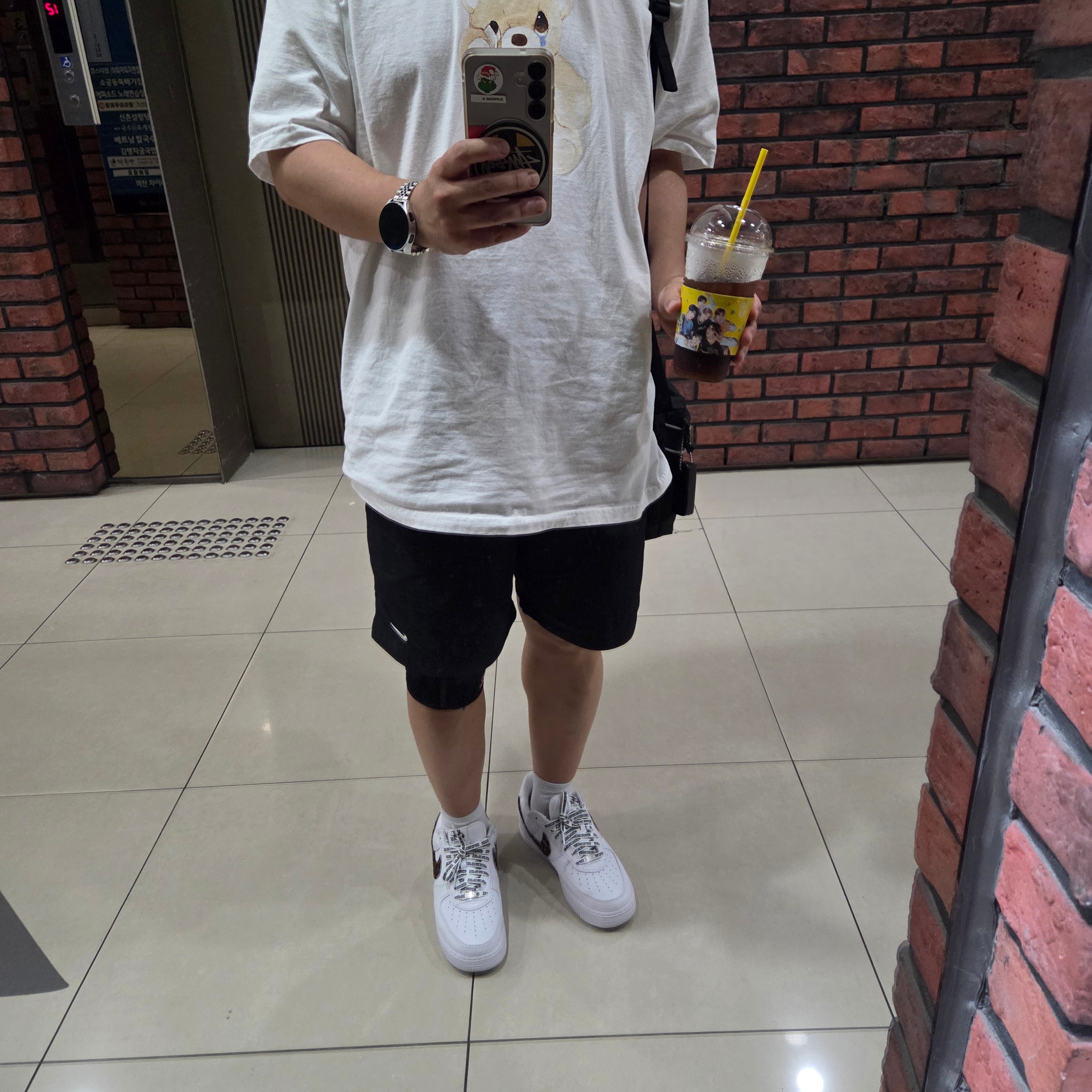 Nike x Supreme x GOODENOUGH Air Force 1 Low White - 25SS, Supreme Bear T-Shirt White - 25SS 착용 스타일 - 1