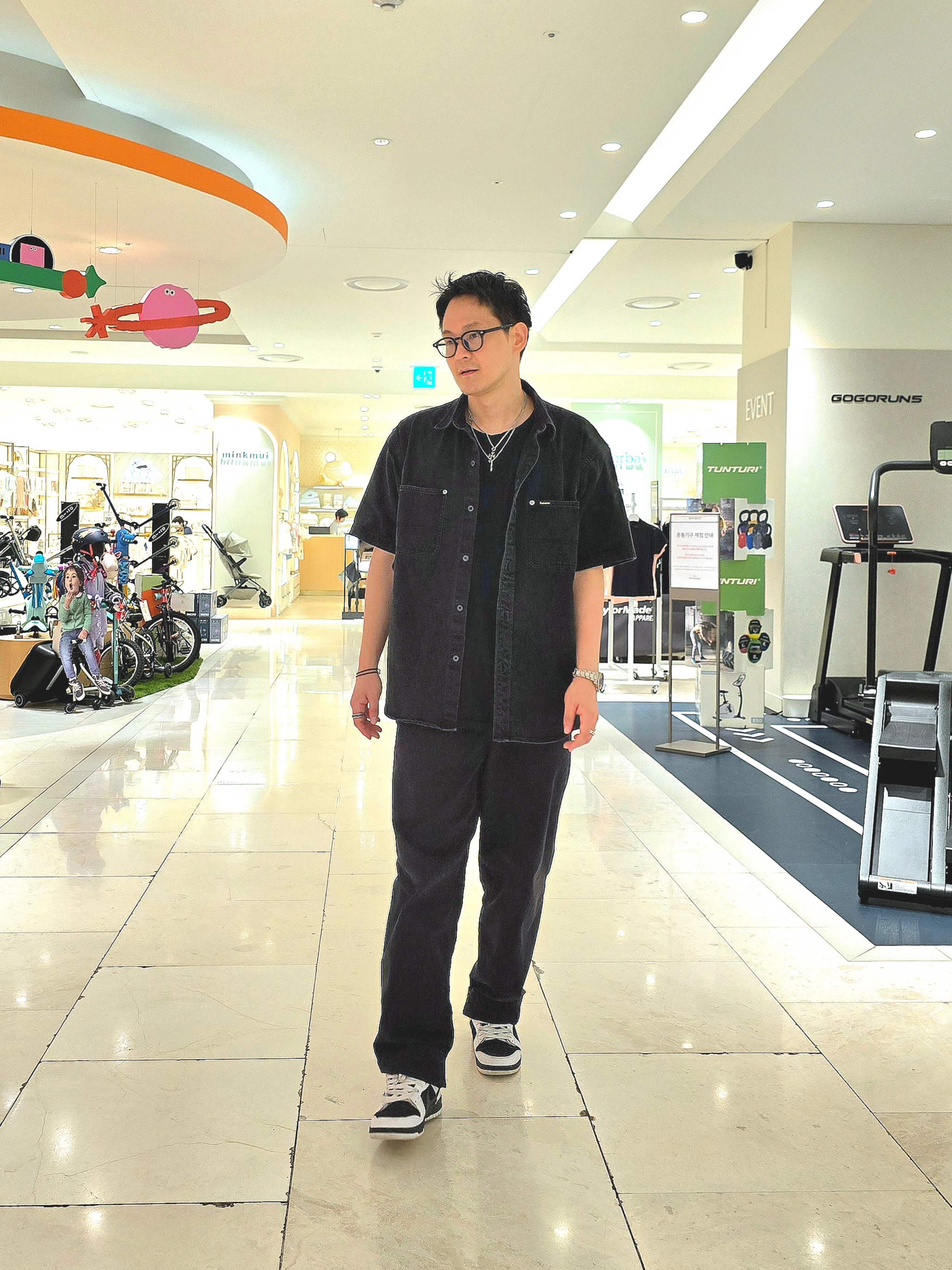 Supreme Loose Fit S/S Denim Painter Shirt Black - 25SS, Nike x Tightbooth SB Dunk Low Pro Black and White 착용 스타일