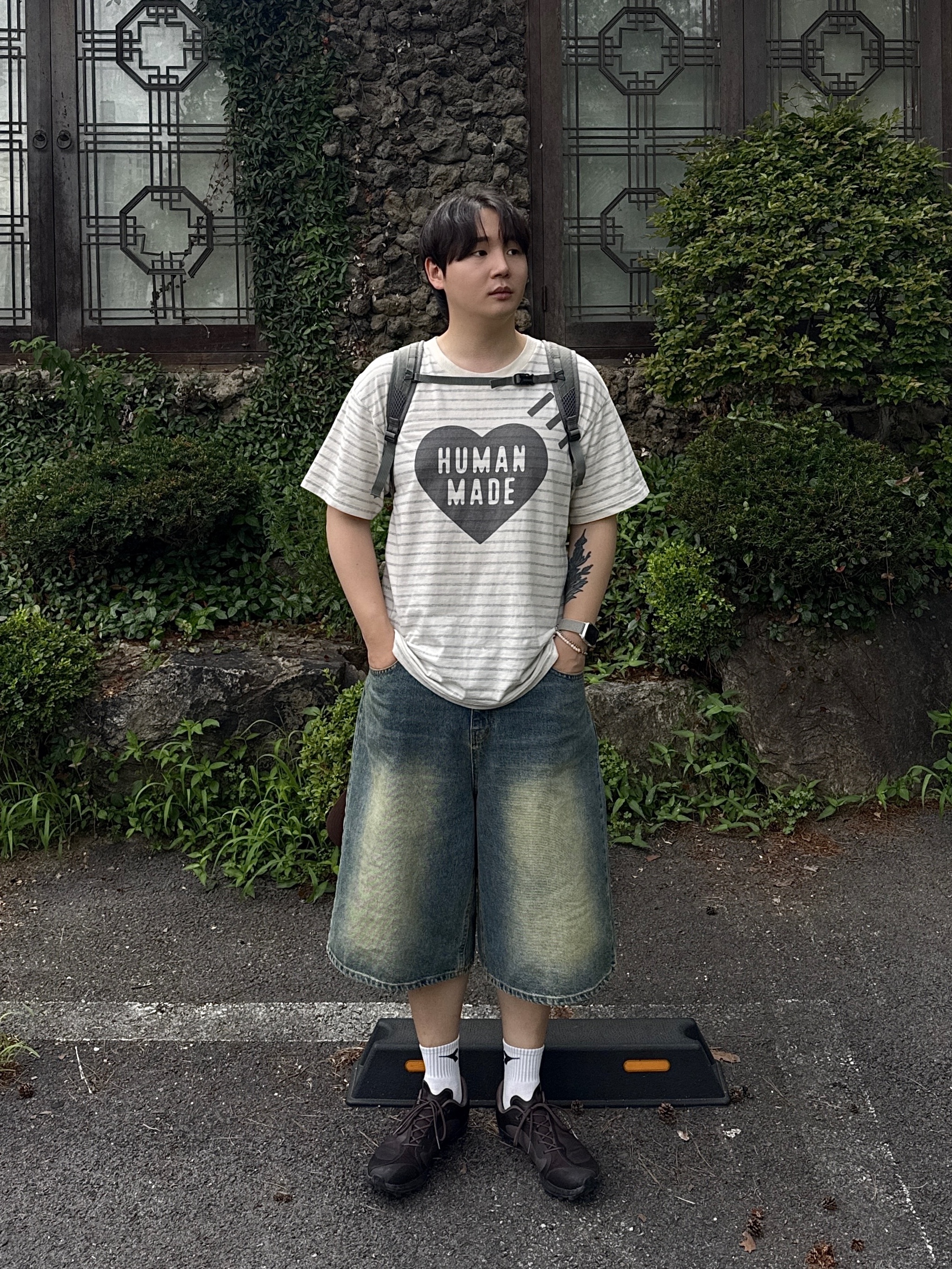 AMOU Essential Bermudapants, Human Made Striped Heart T-Shirt Gray 착용 스타일 - 1