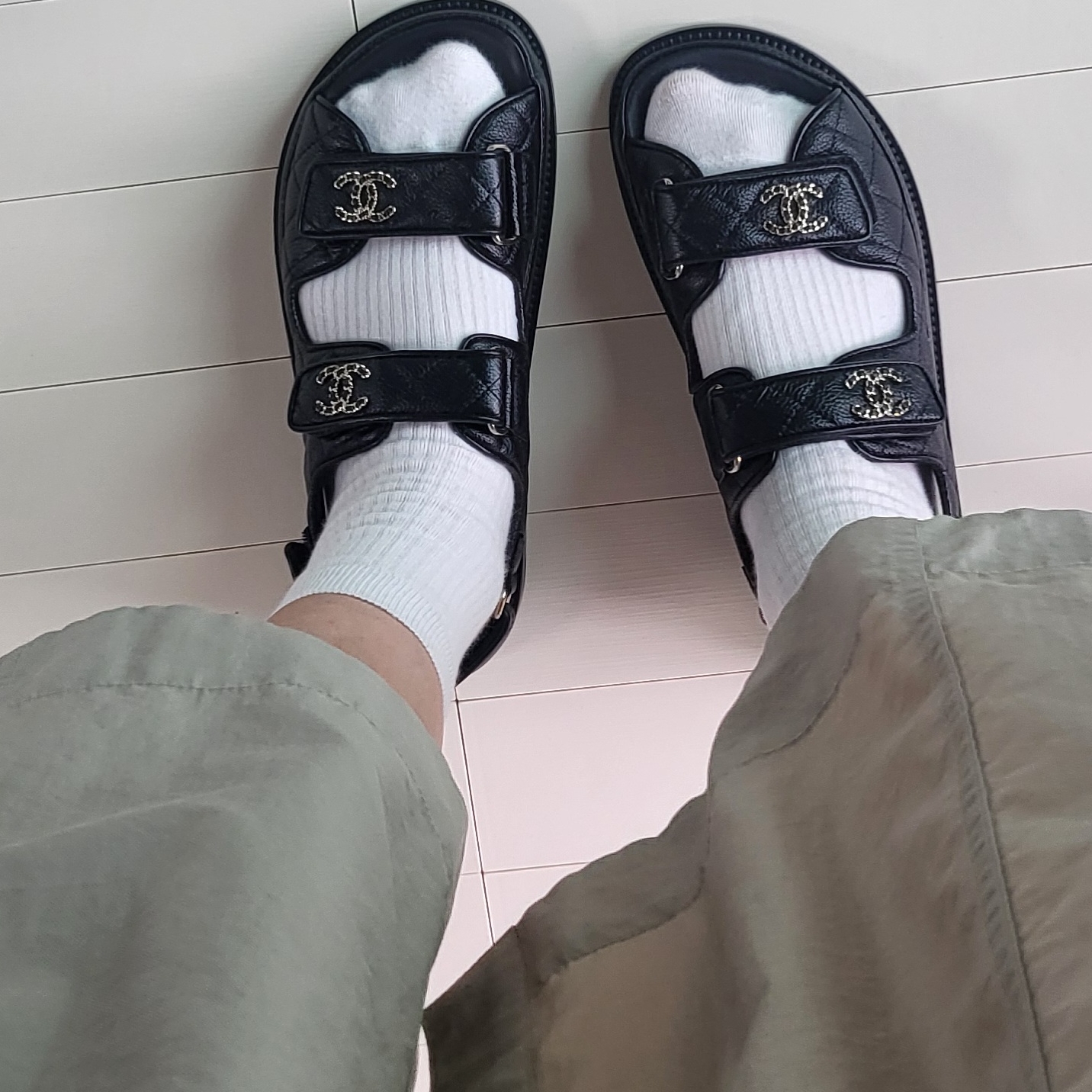 (W) Chanel Sandals Grained Calfskin & Black 착용 스타일