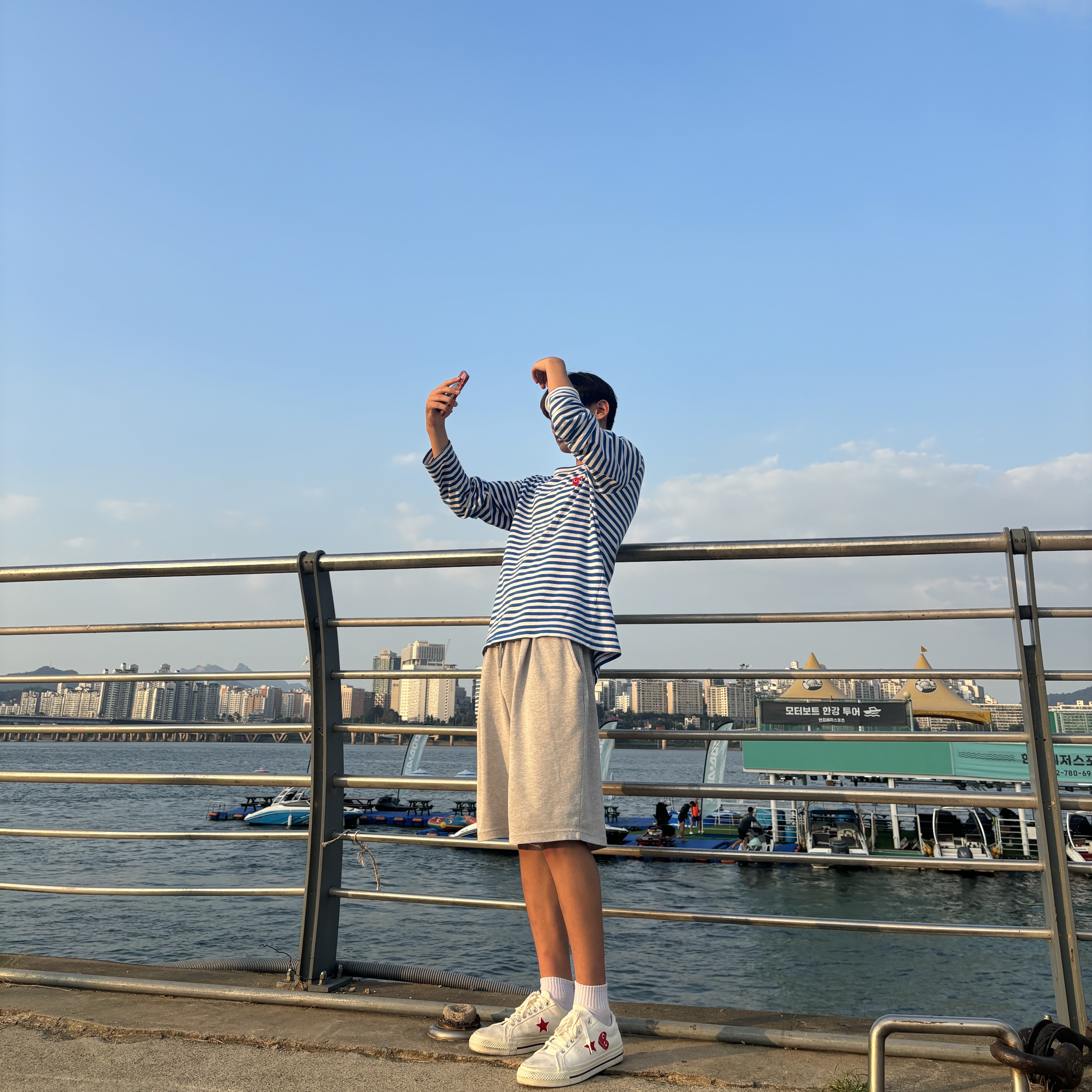 Converse x Play Comme des Garcons One Star Ox Cloud Dancer, Play Comme des Garcons Striped LS T-Shirt Blue White 착용 스타일