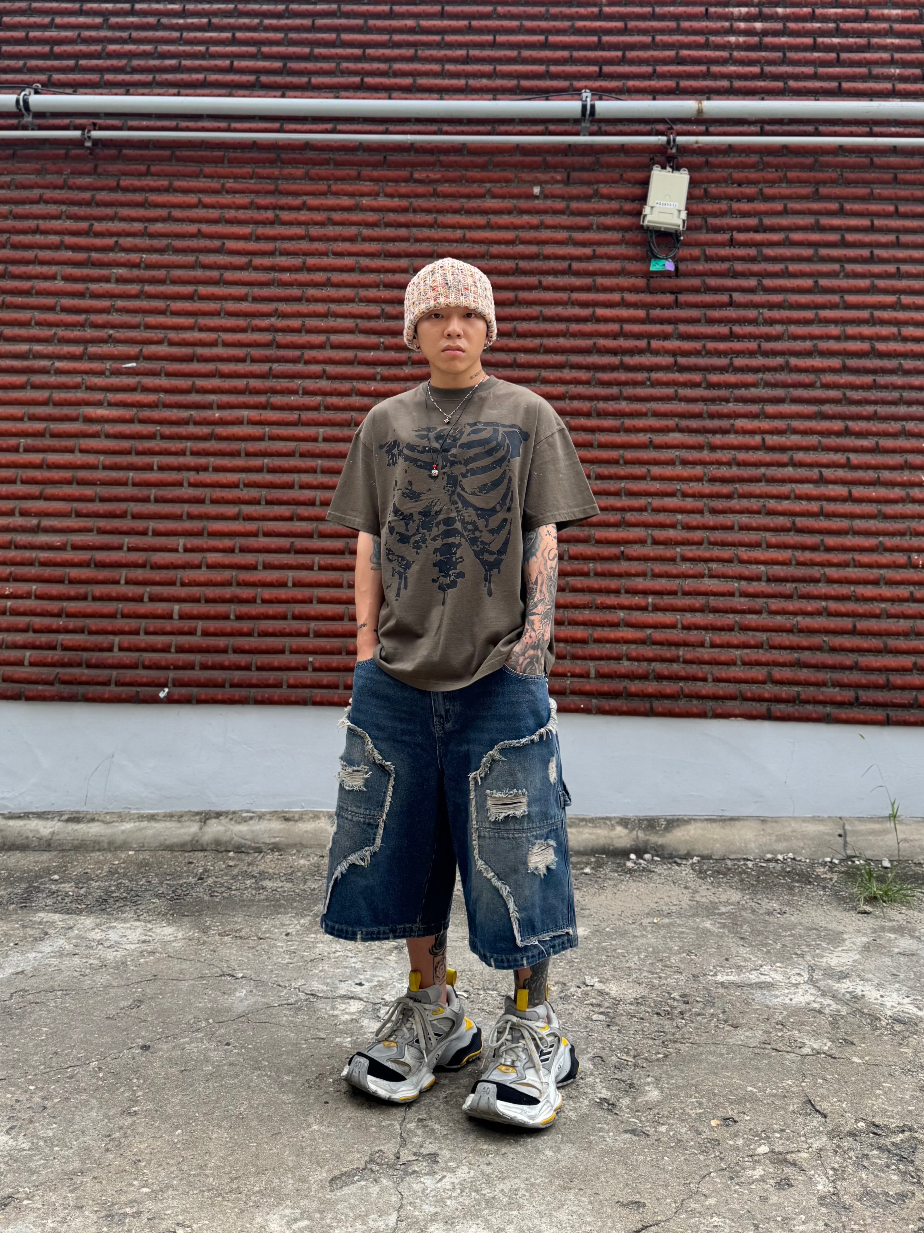 Balenciaga Cargo Sneakers Grey Black Yellow 착용 스타일 - 4