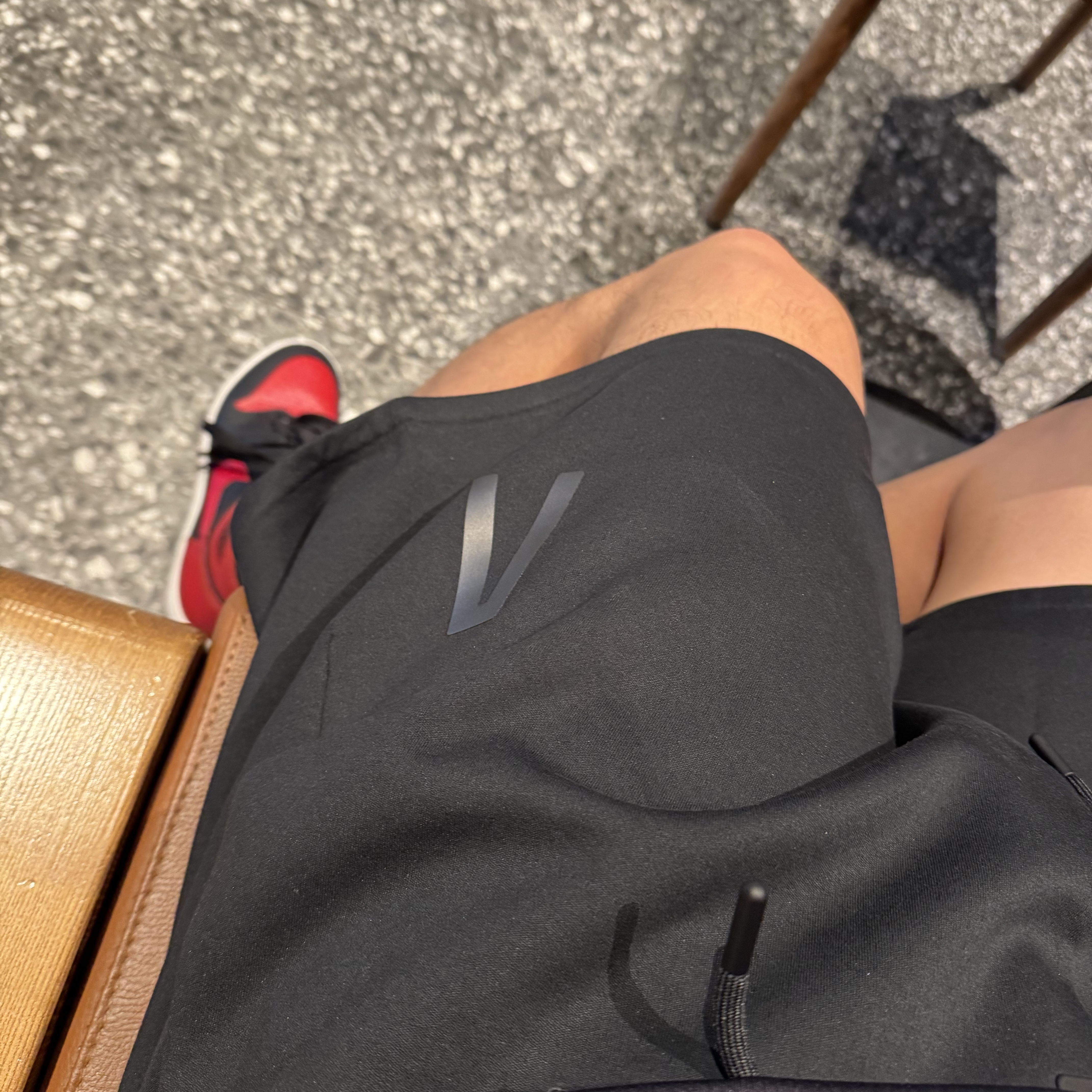 Jordan 1 High 85 Bred, Adidas x Fear of God Athletics Shorts Black - KR Sizing 착용 스타일