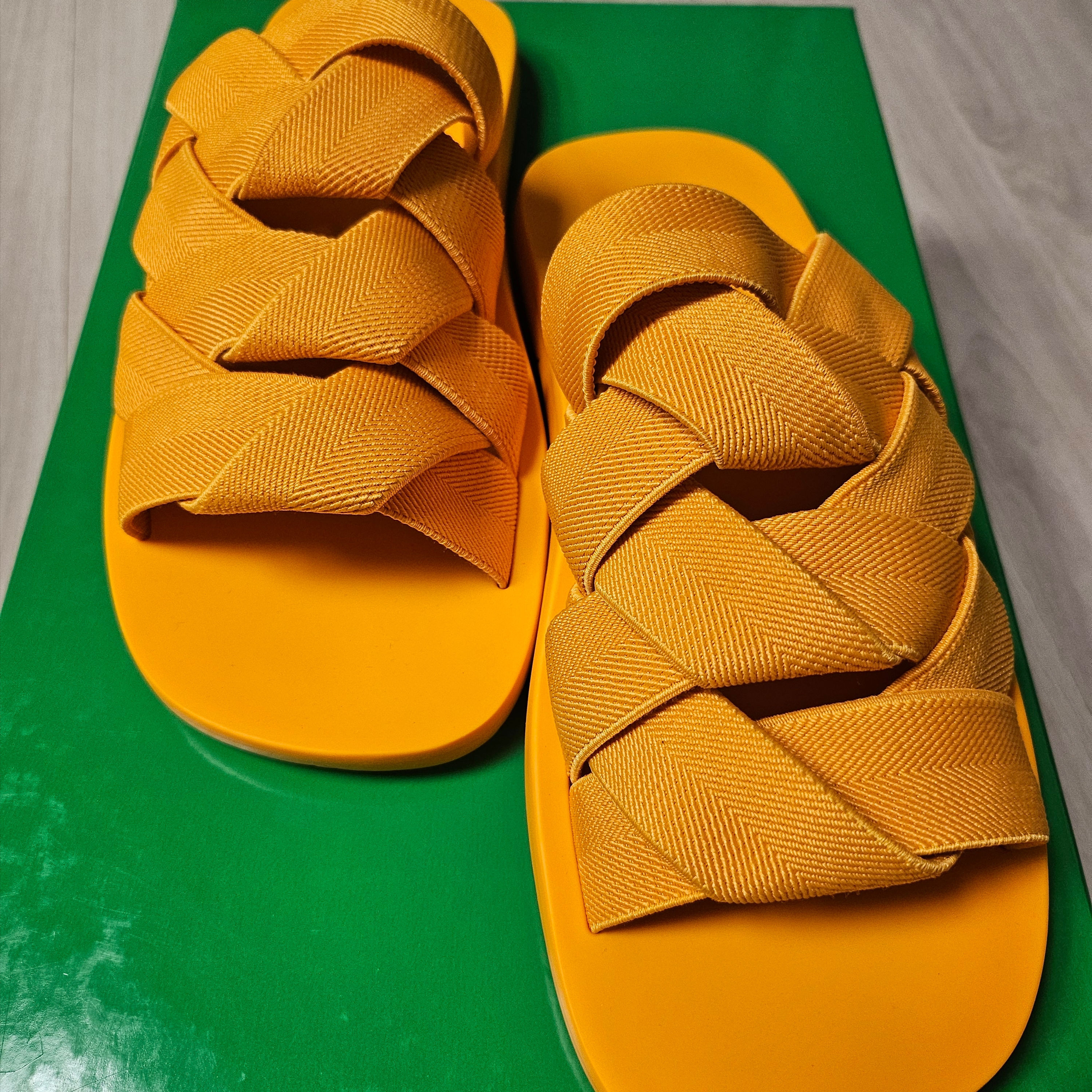 Bottega Veneta Plat Mule Tangerine 착용 스타일 - 2