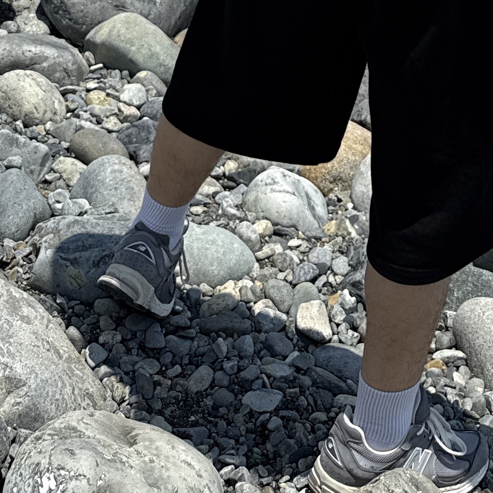 New Balance 2002R Premium Vintage Grey 착용 스타일
