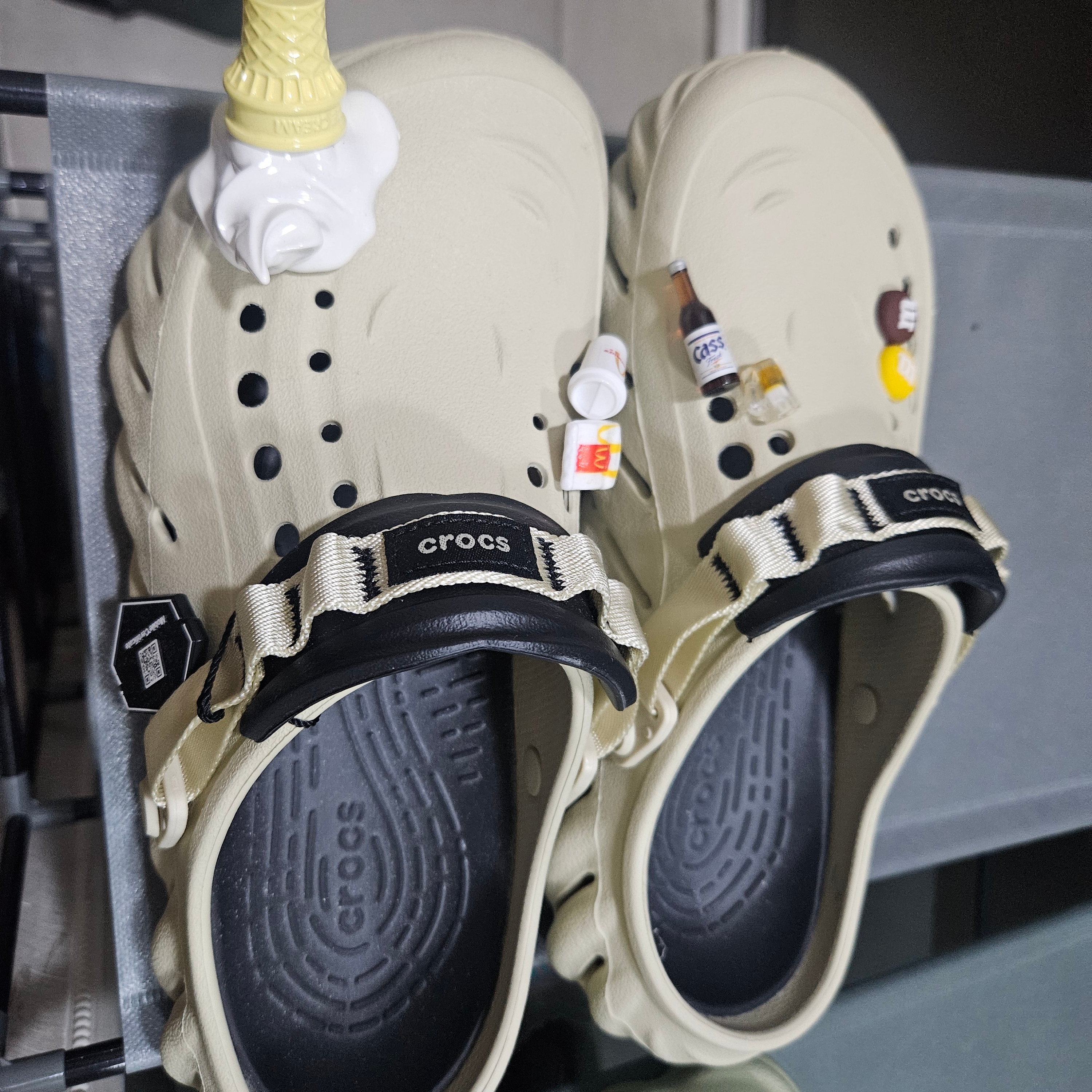 Crocs Echo Clog Bone Black 착용 스타일