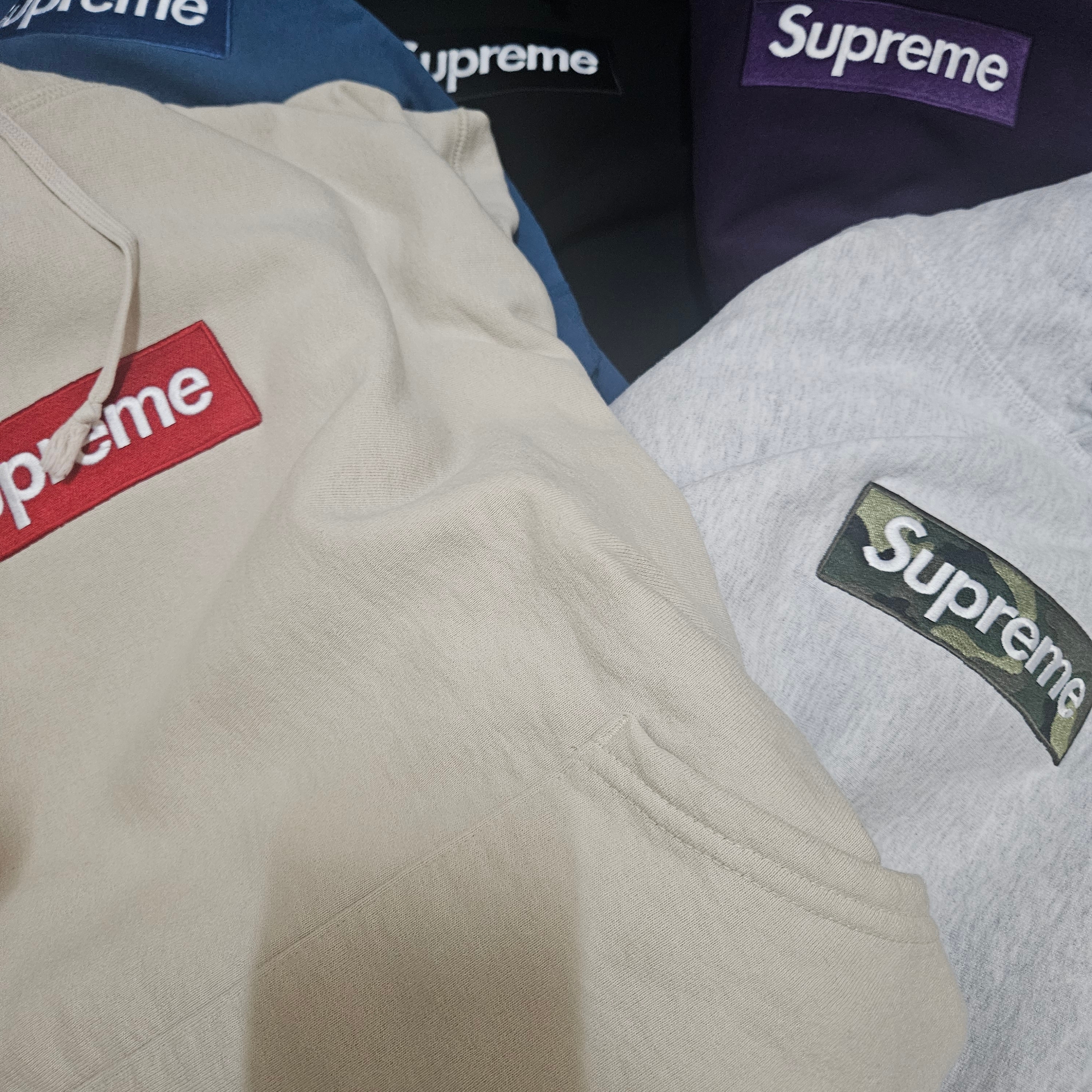 Supreme Box Logo Hooded Sweatshirt Black - 24FW, Supreme Box Logo Hooded Sweatshirt Ash Grey - 23FW 착용 스타일 - 1