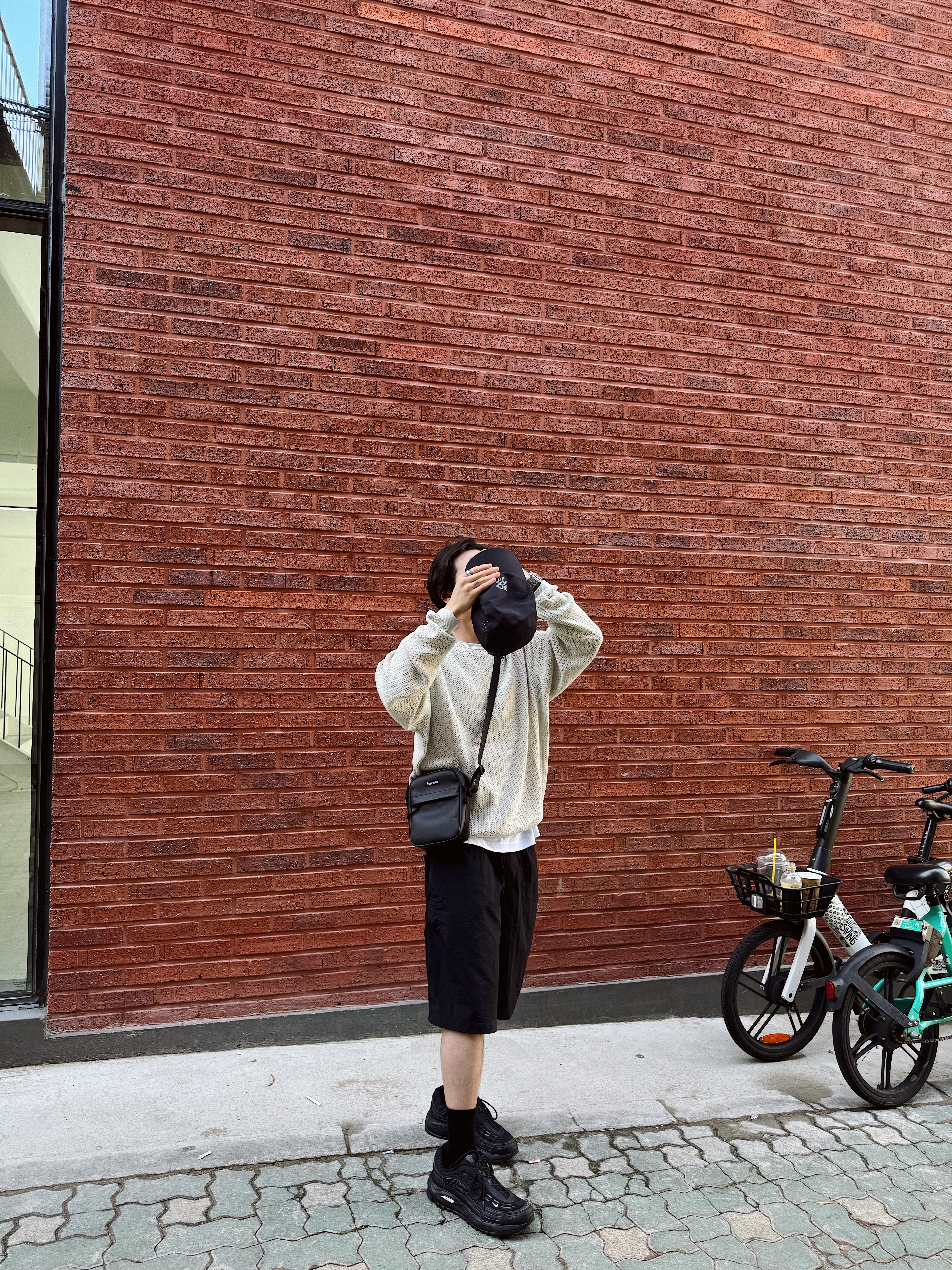 Loewe x On Running Lightweight Cap Black, Supreme Leather Shoulder Bag Black - 23FW 착용 스타일 - 6