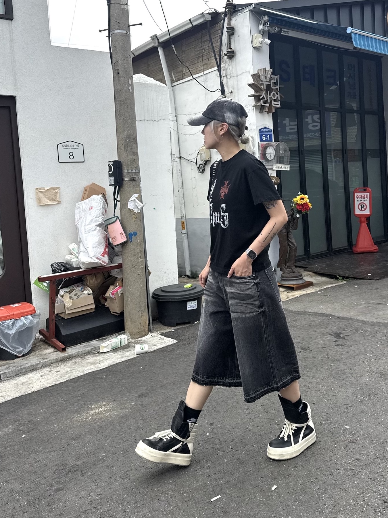 Rick Owens Hollywood Mega Bumper Geobasket in Full Grain Calf Leather Black Milk 착용 스타일 - 2