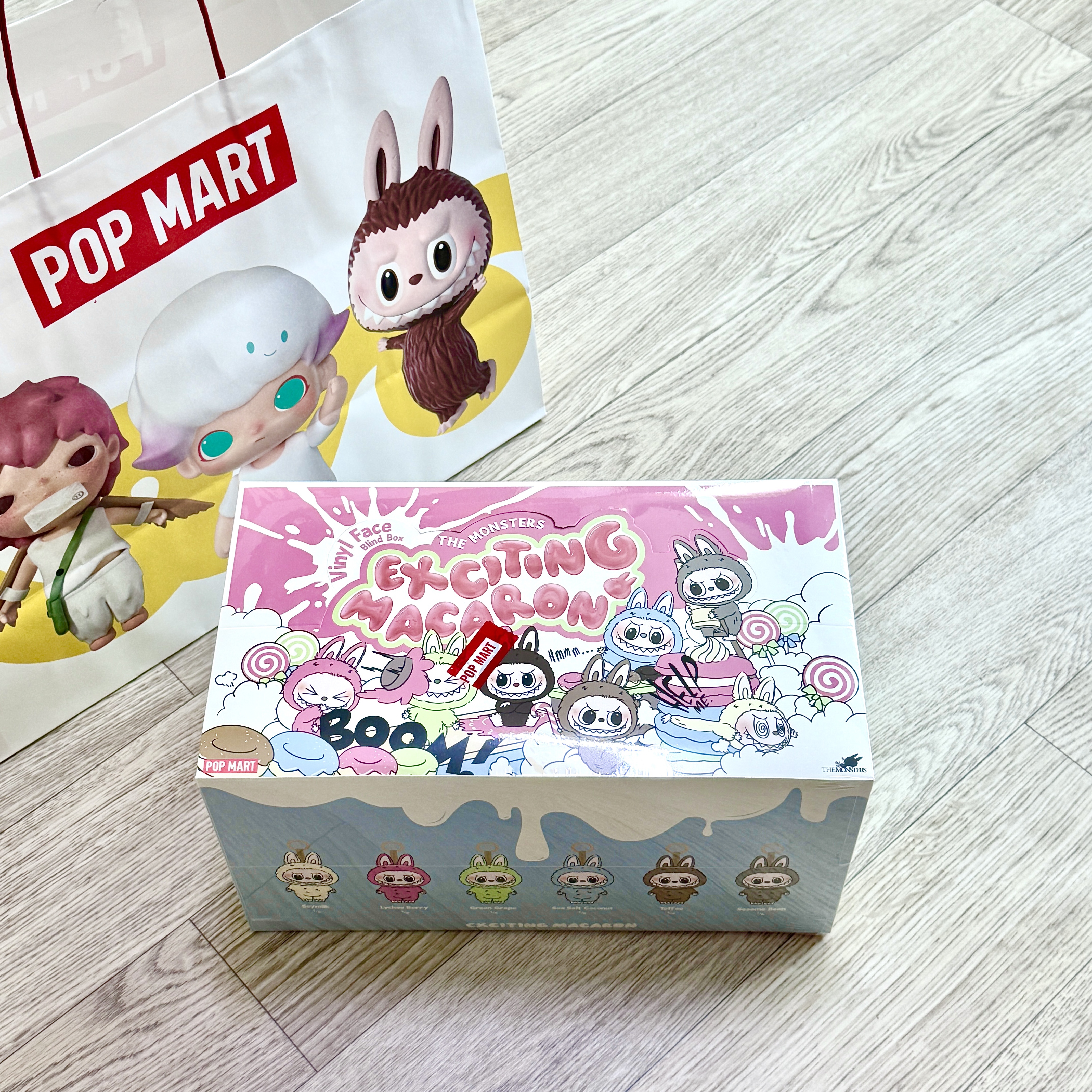 Pop Mart The Monsters Labubu Tasty Macarons Series Sealed Case (6 Blind Boxes) 착용 스타일 - 1