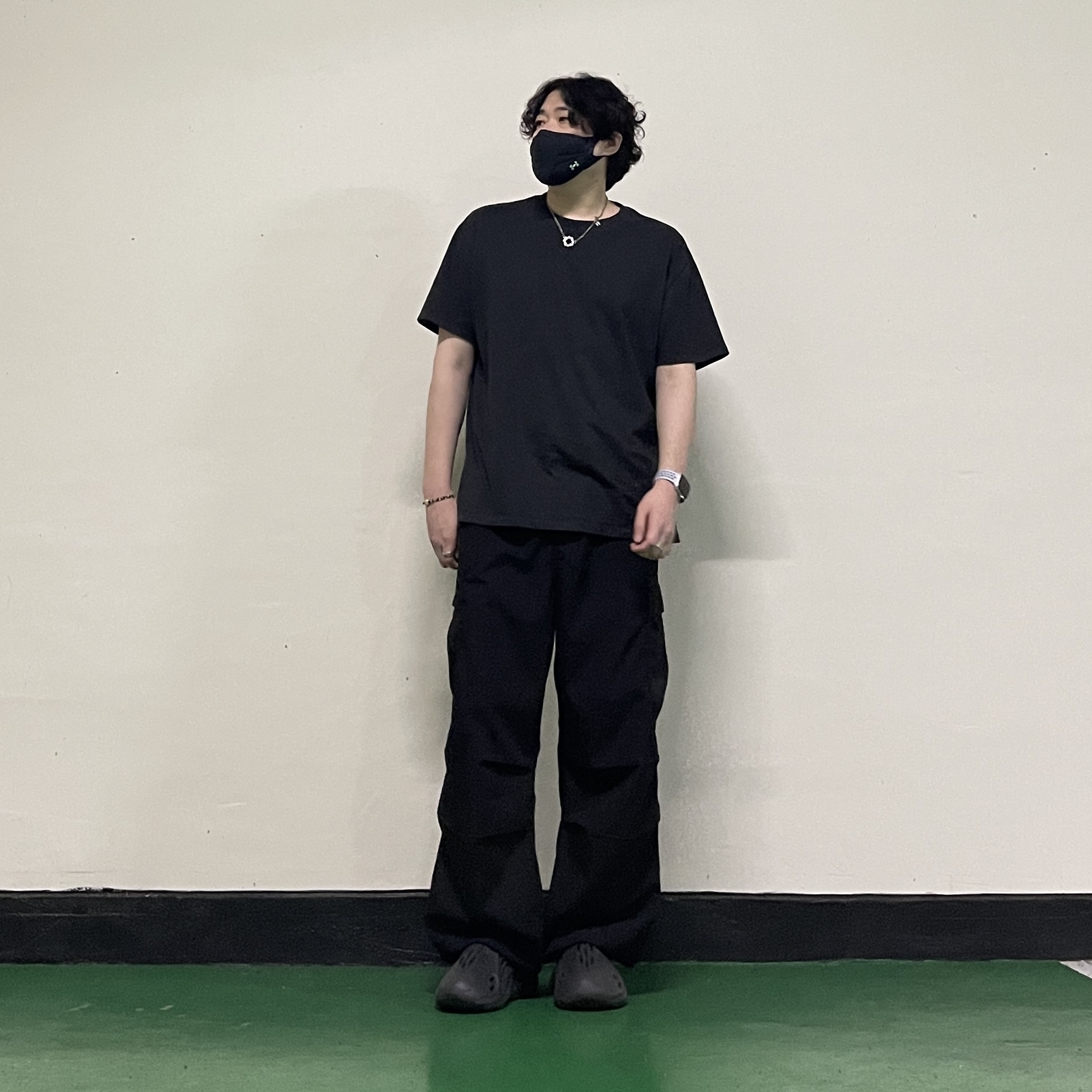 Adidas Yeezy Foam RNNR Onyx, Haleine H.A Layered Necklace (VA203) 착용 스타일 - 3