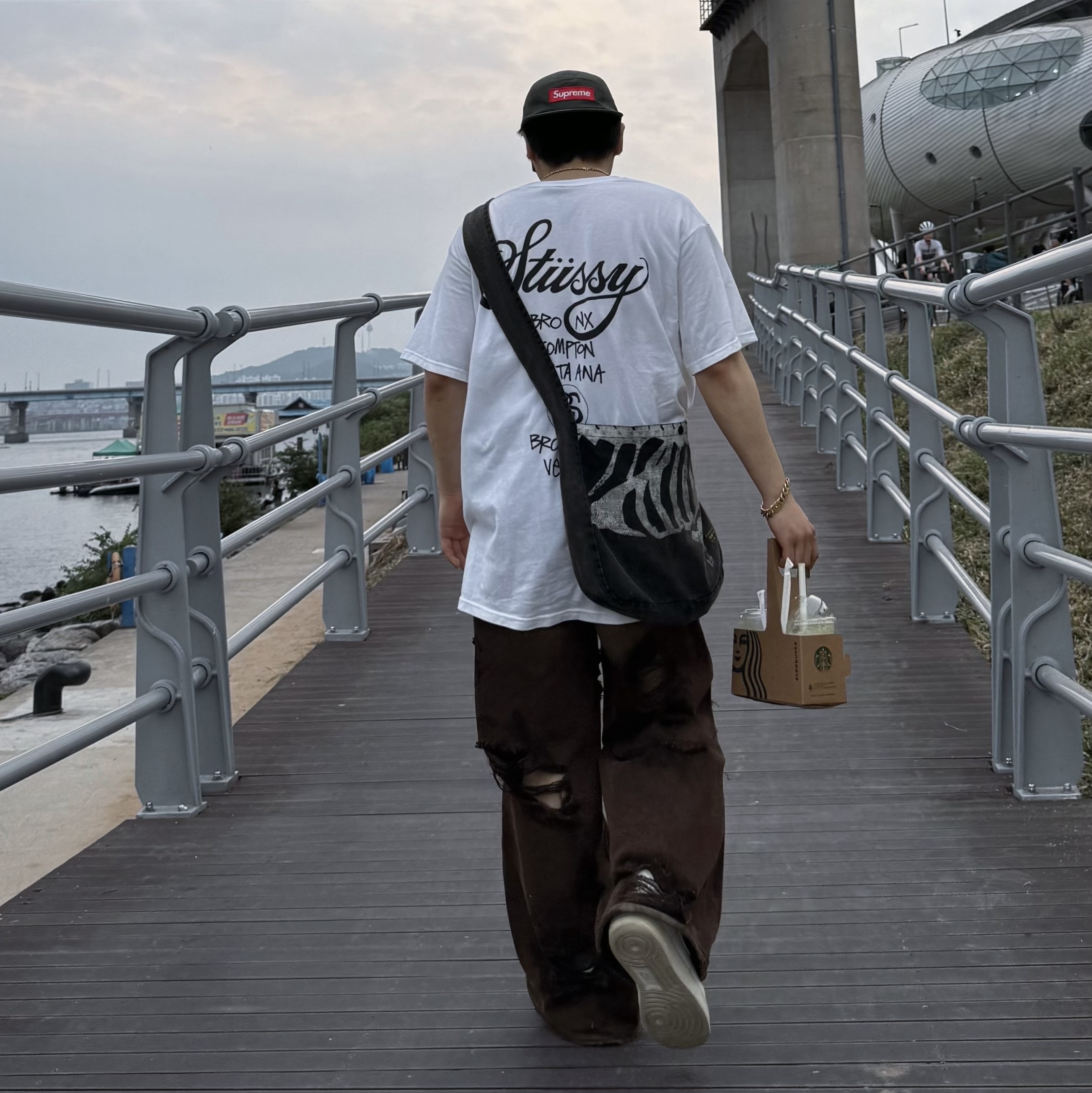 Stussy World Tour T-Shirt White, Kapital 14 oz. Denim Bone Print Book Bag Black 착용 스타일 - 1