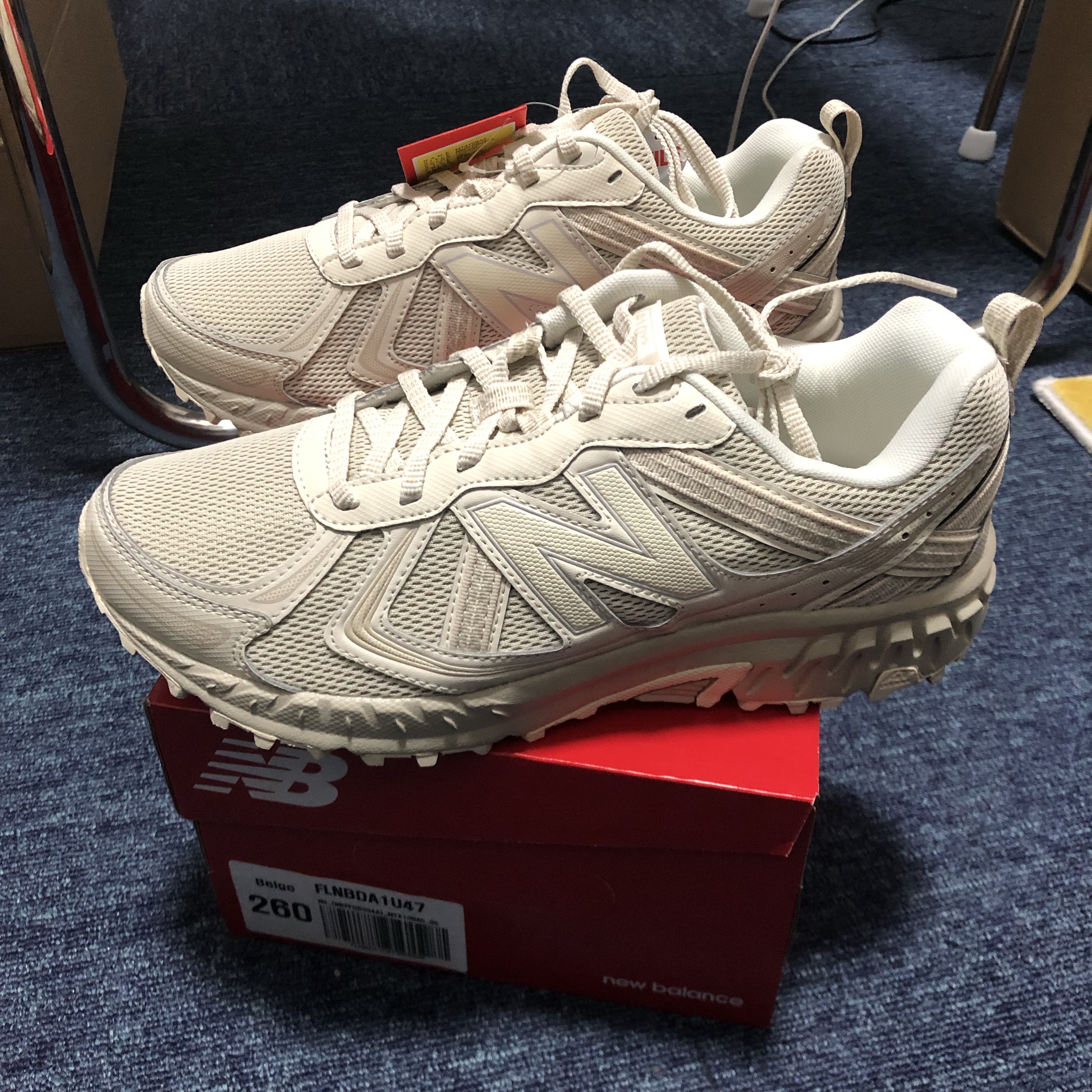 New Balance 410v5 Trail Beige - 2E Wide 착용 스타일