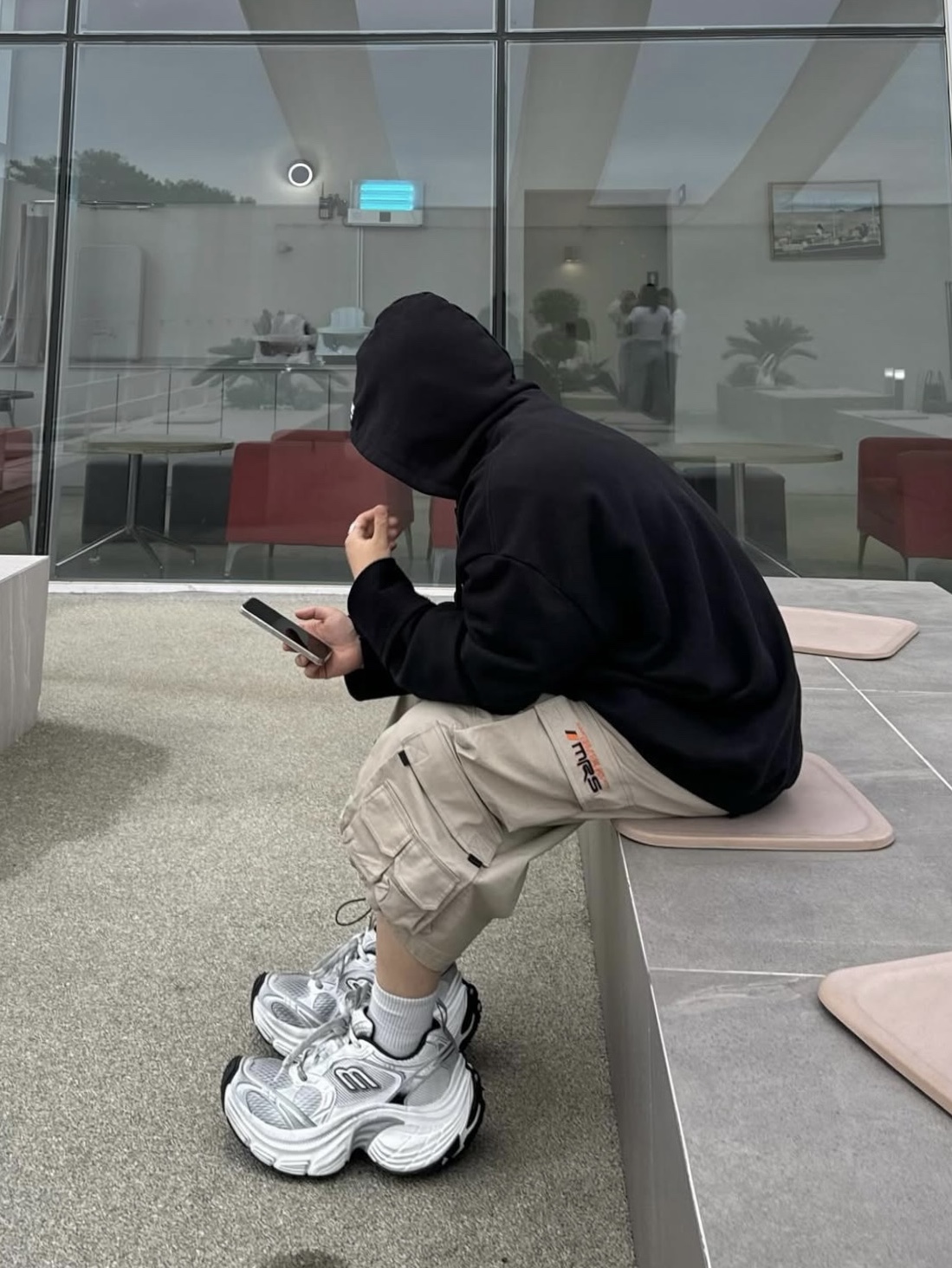 Balenciaga 10XL Sneakers White Grey Silver Black 착용 스타일