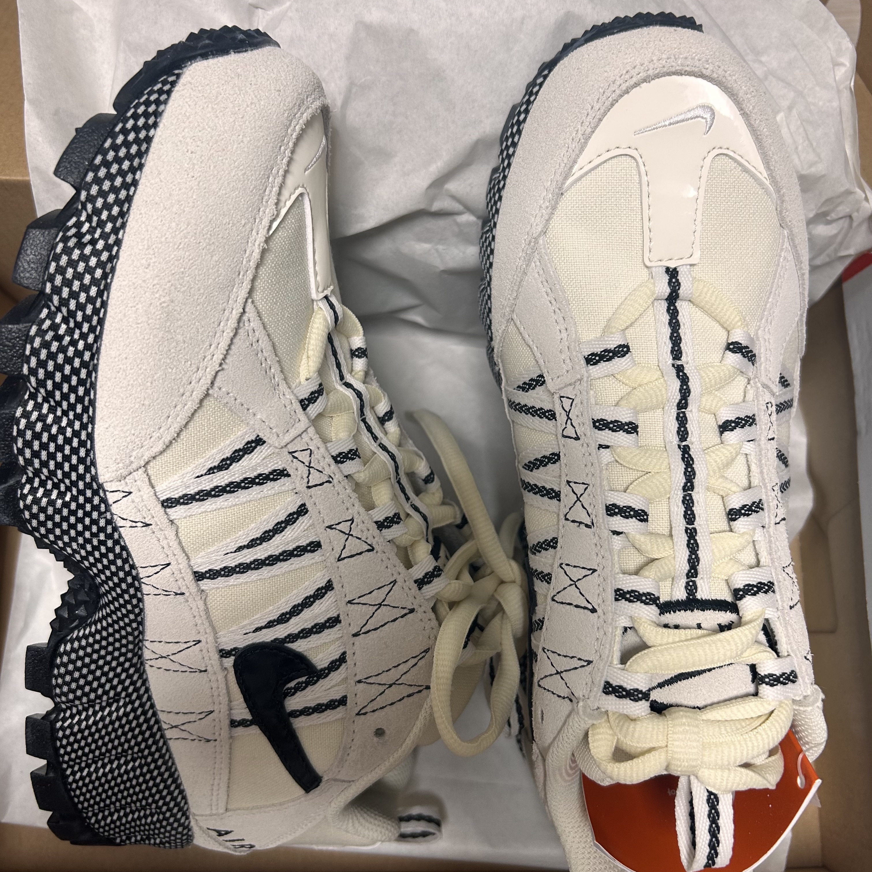 (W) Nike Air Humara Pale Ivory Black 착용 스타일 - 2